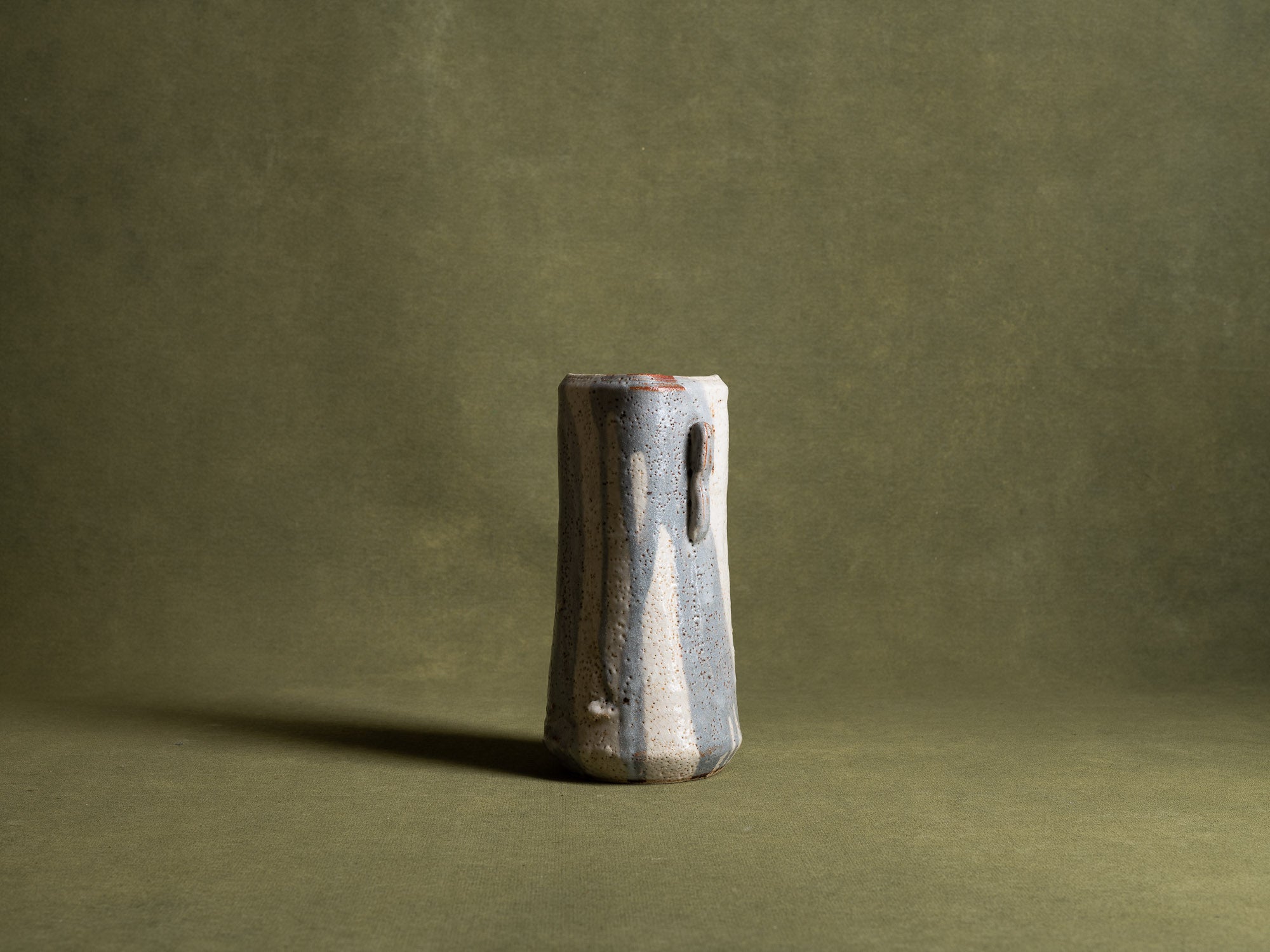 Vase hana‑ire à oreilles en grès de type shino, Japon (vers 1970)..Hanaire, stoneware shino ware flower vase, Japan (ca. 1970)