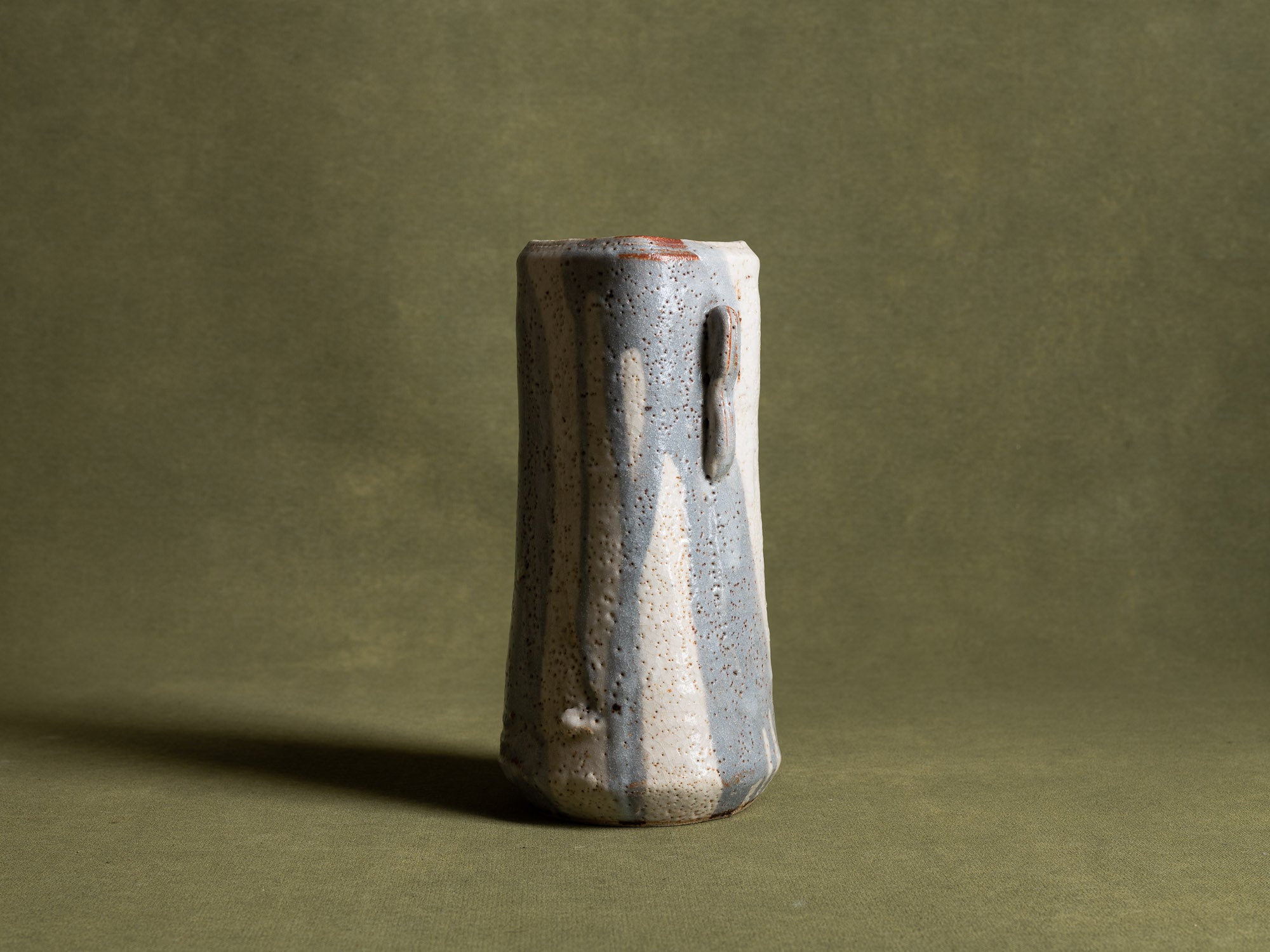 Vase hana‑ire à oreilles en grès de type shino, Japon (vers 1970)..Hanaire, stoneware shino ware flower vase, Japan (ca. 1970)