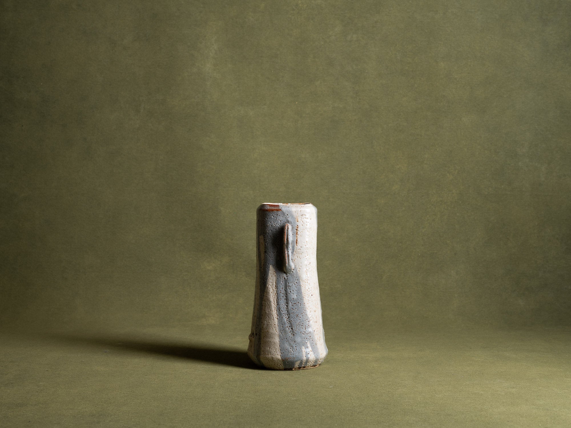 Vase hana‑ire à oreilles en grès de type shino, Japon (vers 1970)..Hanaire, stoneware shino ware flower vase, Japan (ca. 1970)