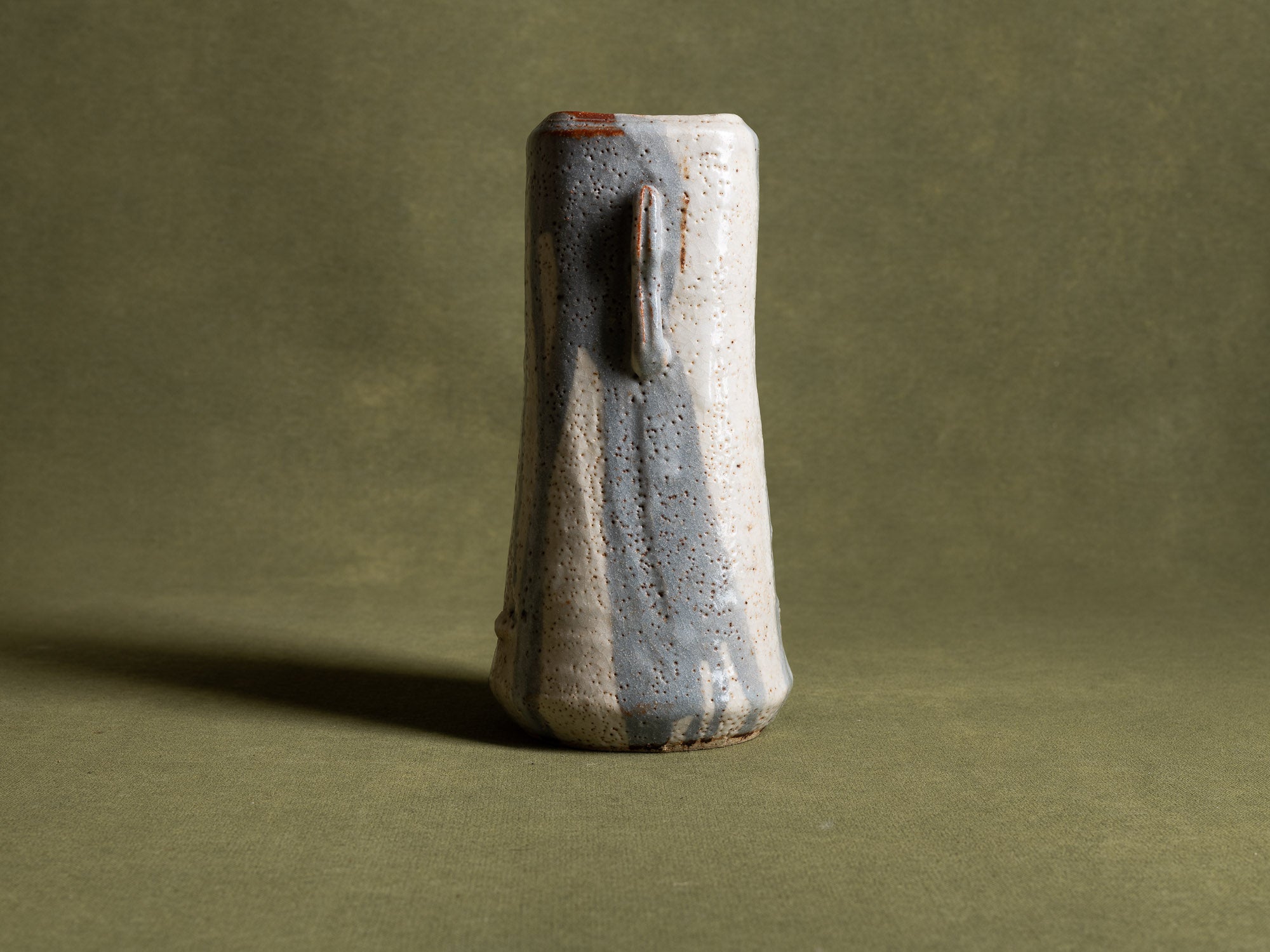 Vase hana‑ire à oreilles en grès de type shino, Japon (vers 1970)..Hanaire, stoneware shino ware flower vase, Japan (ca. 1970)