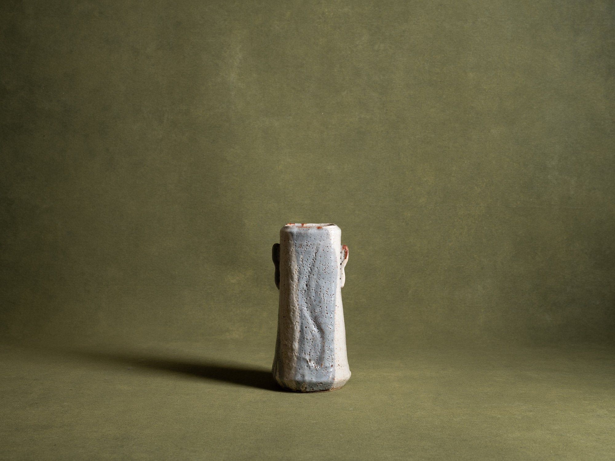 Vase hana‑ire à oreilles en grès de type shino, Japon (vers 1970)..Hanaire, stoneware shino ware flower vase, Japan (ca. 1970)