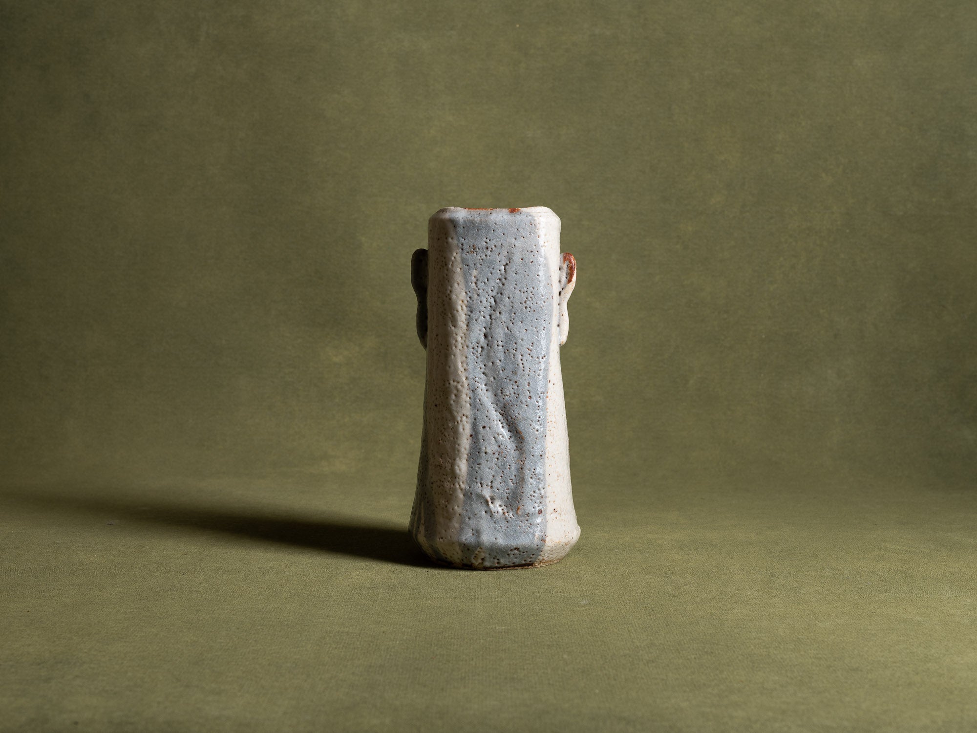 Vase hana‑ire à oreilles en grès de type shino, Japon (vers 1970)..Hanaire, stoneware shino ware flower vase, Japan (ca. 1970)