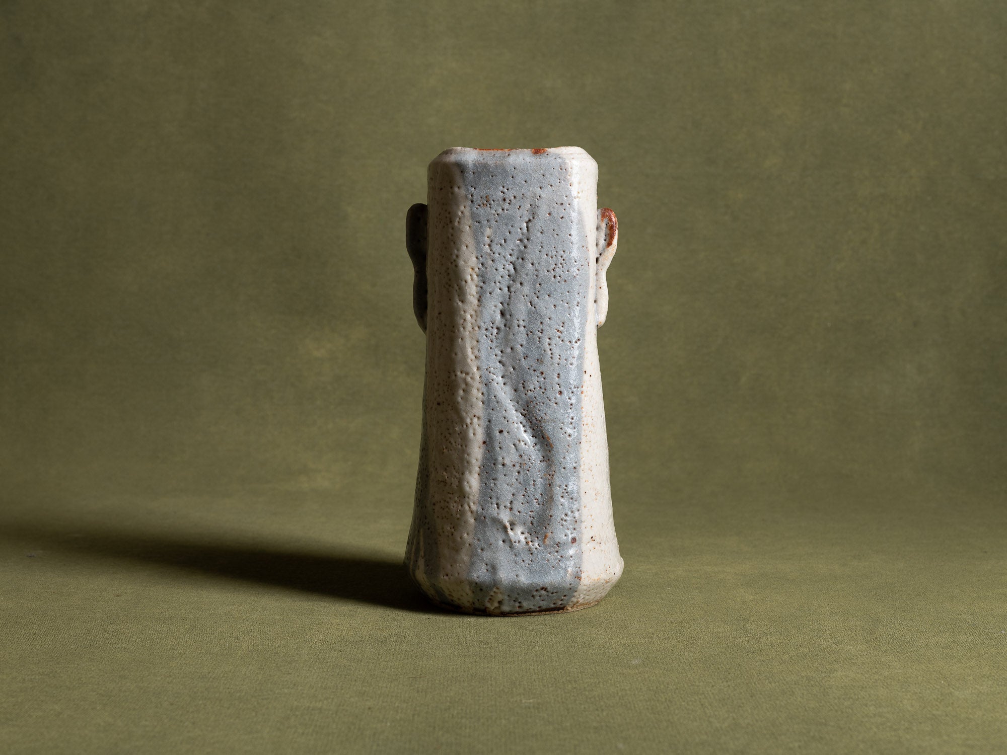 Vase hana‑ire à oreilles en grès de type shino, Japon (vers 1970)..Hanaire, stoneware shino ware flower vase, Japan (ca. 1970)