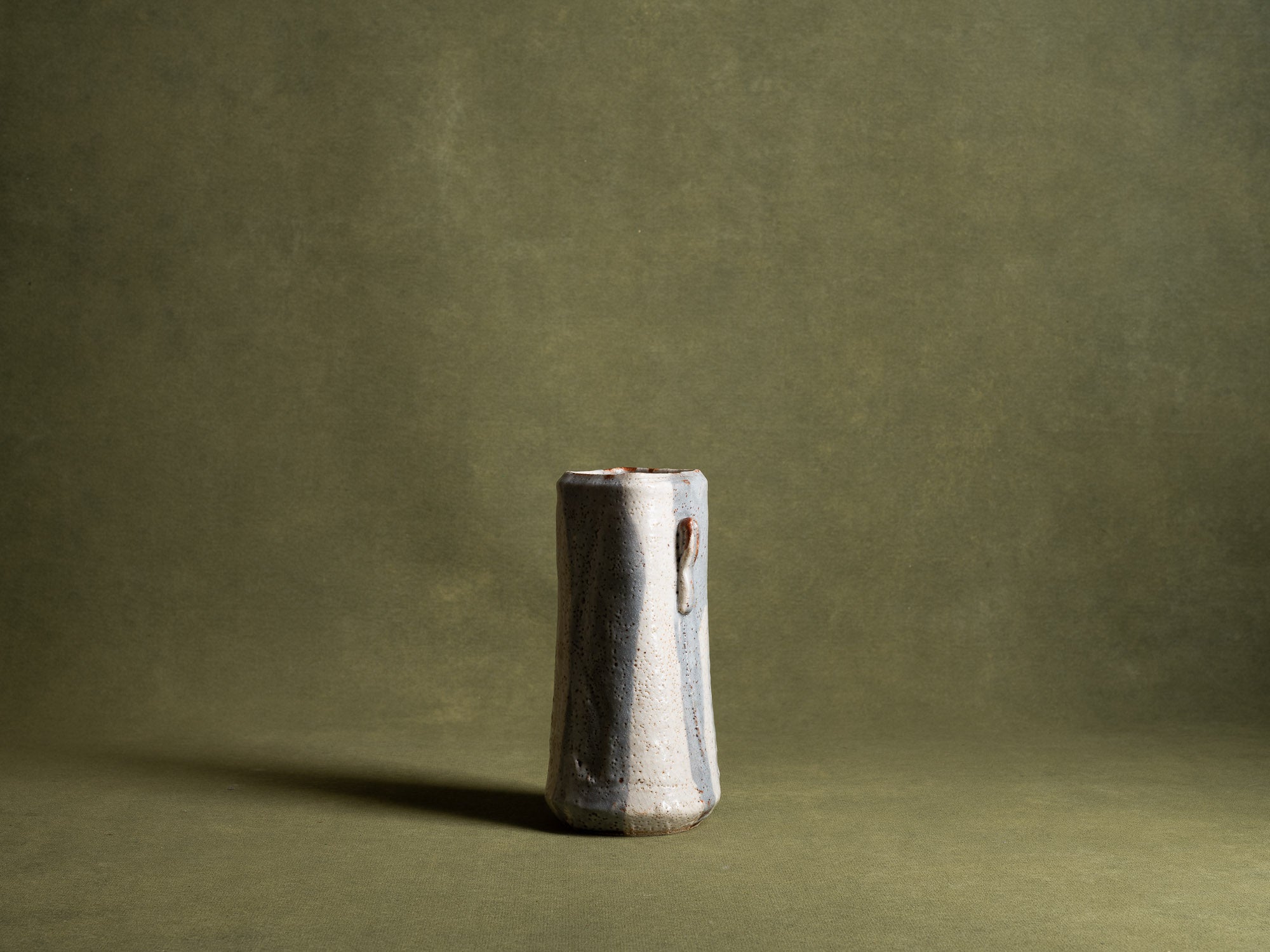 Vase hana‑ire à oreilles en grès de type shino, Japon (vers 1970)..Hanaire, stoneware shino ware flower vase, Japan (ca. 1970)