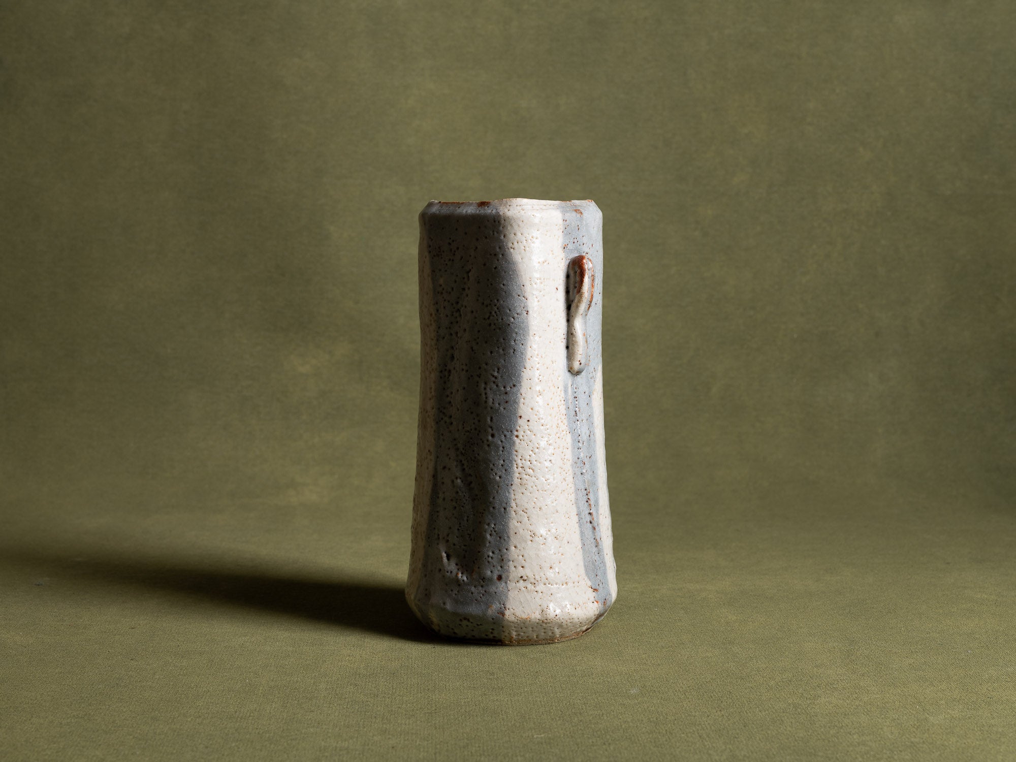 Vase hana‑ire à oreilles en grès de type shino, Japon (vers 1970)..Hanaire, stoneware shino ware flower vase, Japan (ca. 1970)