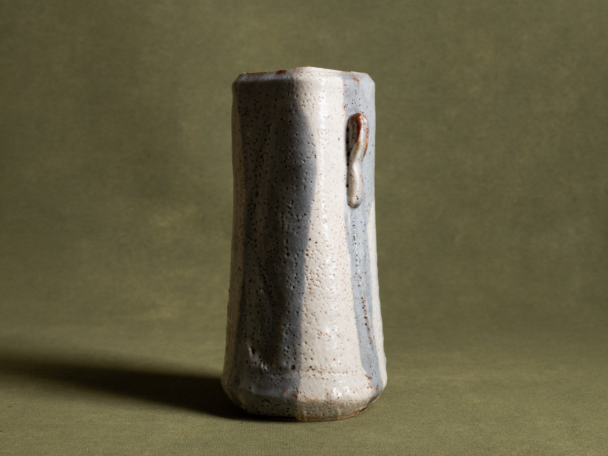 Vase hana‑ire à oreilles en grès de type shino, Japon (vers 1970)..Hanaire, stoneware shino ware flower vase, Japan (ca. 1970)