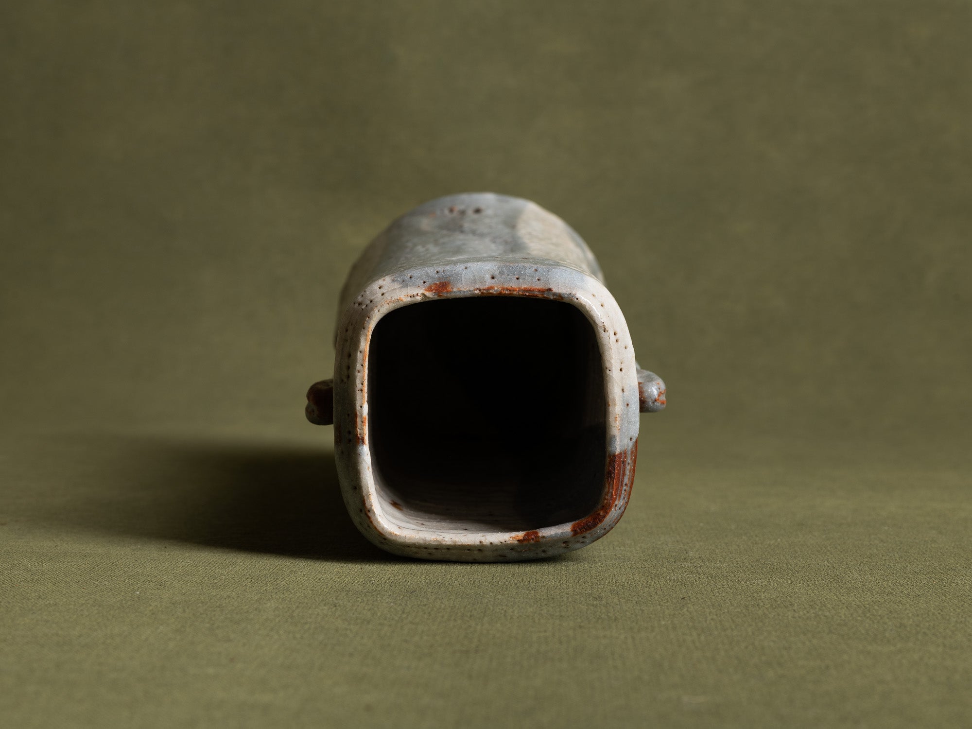 Vase hana‑ire à oreilles en grès de type shino, Japon (vers 1970)..Hanaire, stoneware shino ware flower vase, Japan (ca. 1970)