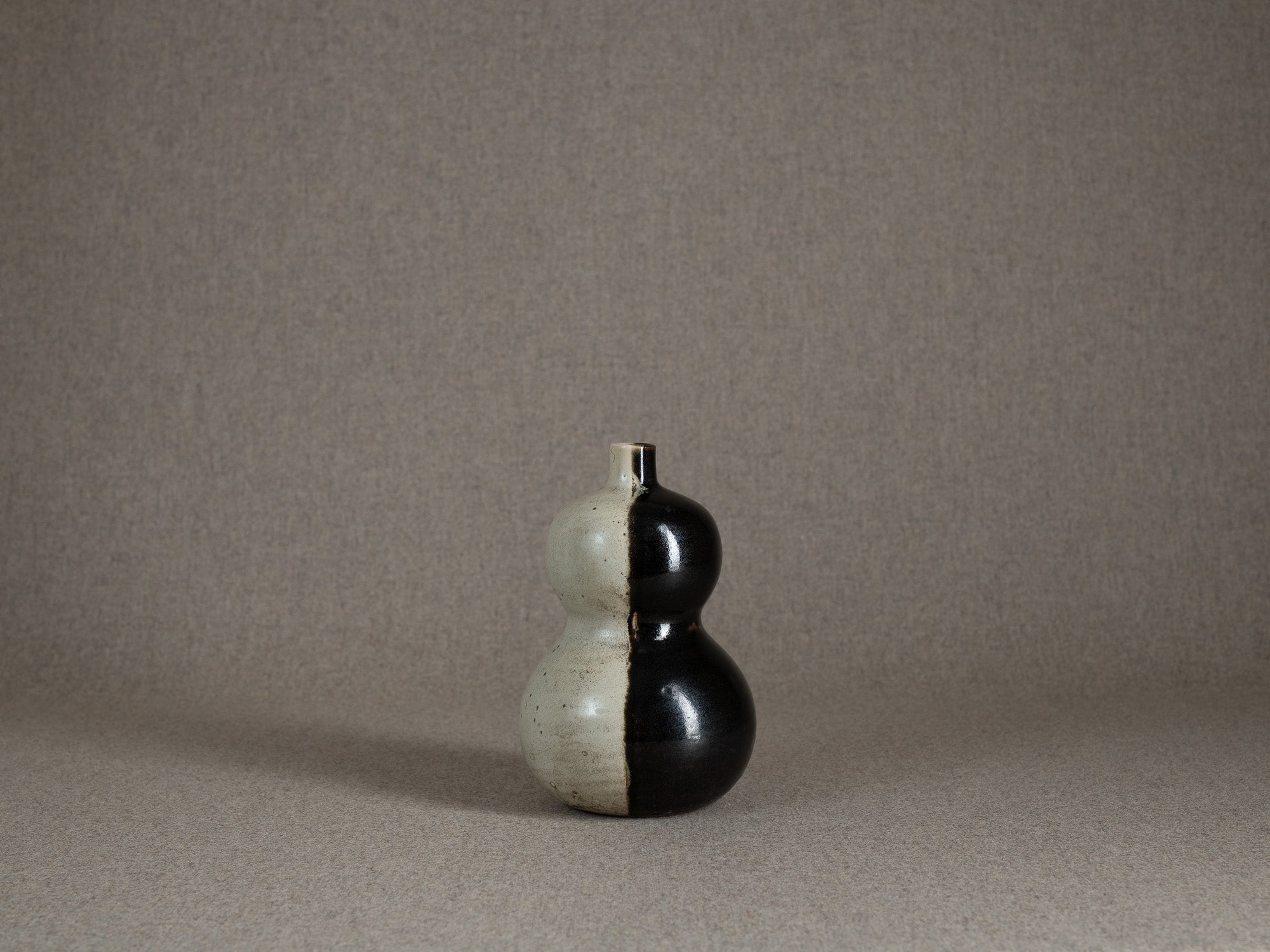Rare vase coloquinte / tokkuri "lune" en grès, Japon (époque d'Edo)..Rare hyotan stoneware "moon" vase / tokkuri, Japan (Edo period)