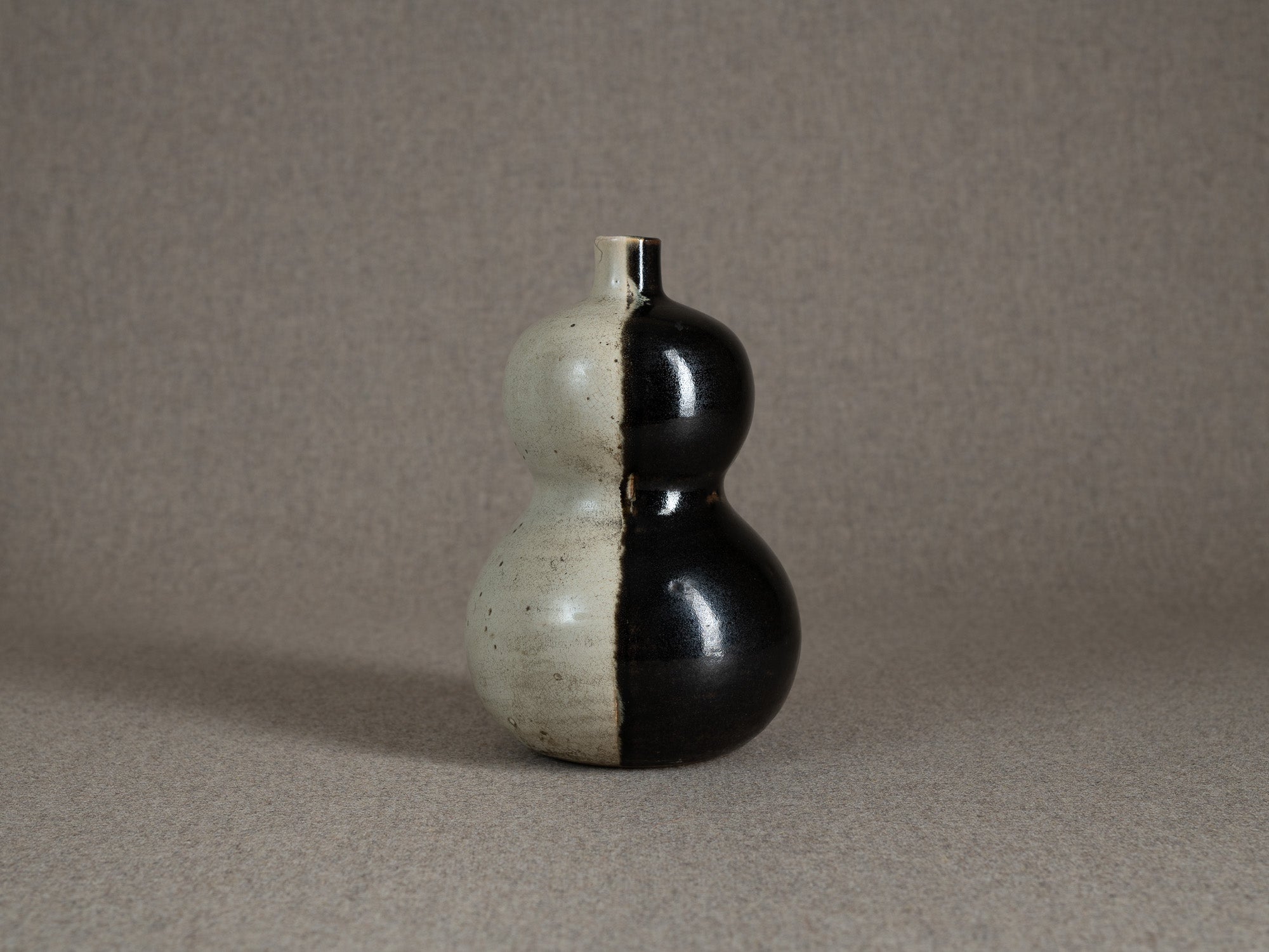 Rare vase coloquinte / tokkuri "lune" en grès, Japon (époque d'Edo)..Rare hyotan stoneware "moon" vase / tokkuri, Japan (Edo period)