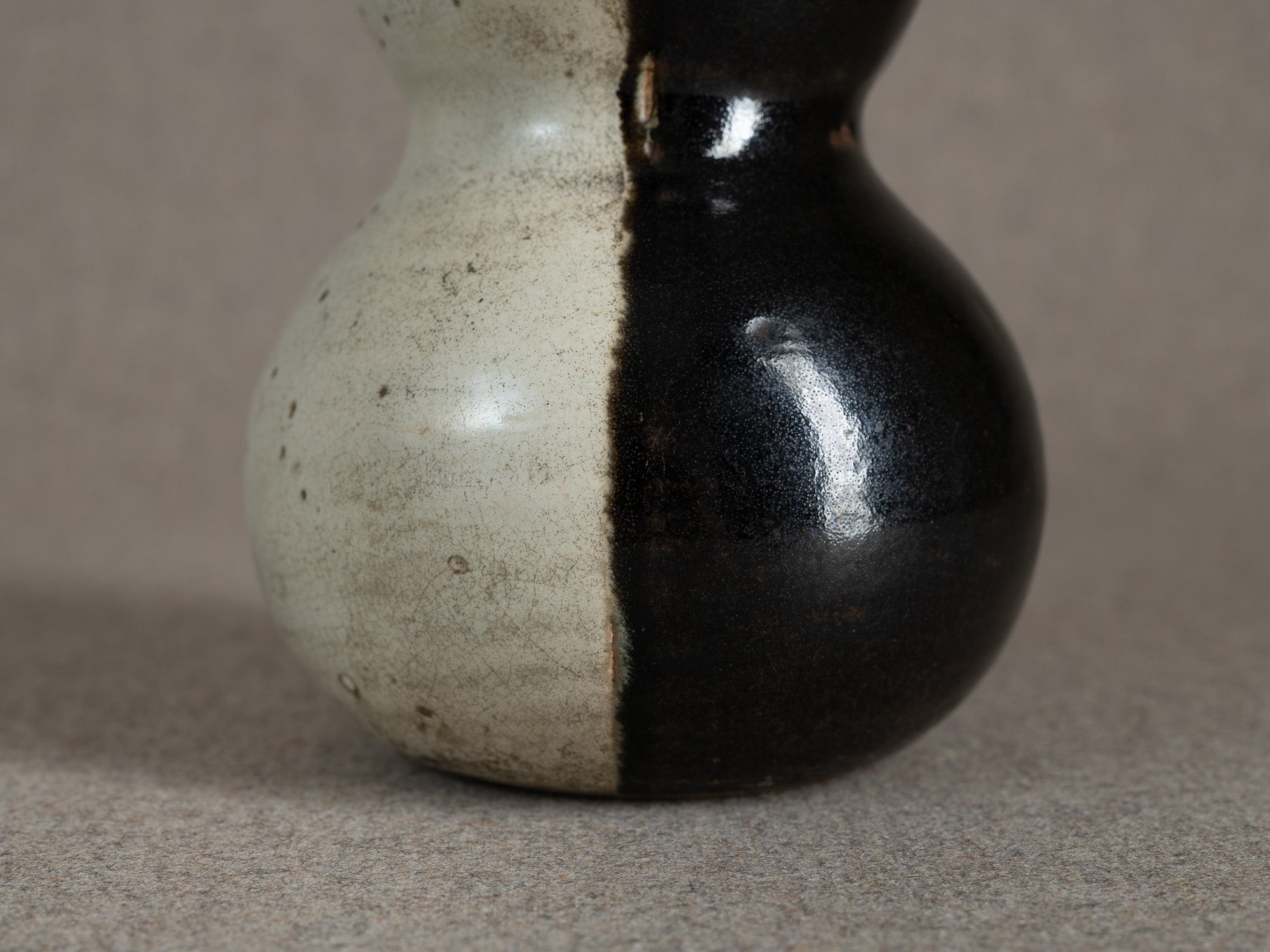 Rare vase coloquinte / tokkuri "lune" en grès, Japon (époque d'Edo)..Rare hyotan stoneware "moon" vase / tokkuri, Japan (Edo period)