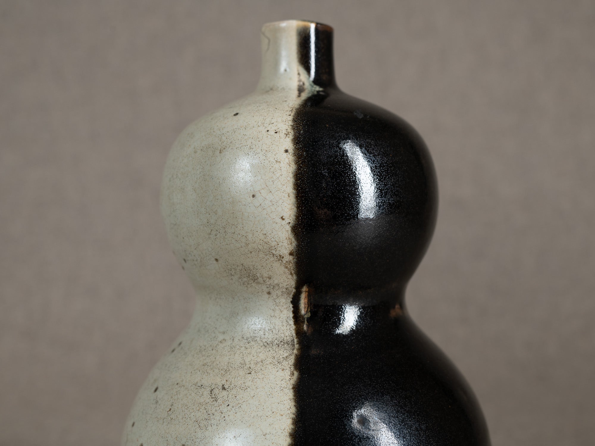 Rare vase coloquinte / tokkuri "lune" en grès, Japon (époque d'Edo)..Rare hyotan stoneware "moon" vase / tokkuri, Japan (Edo period)
