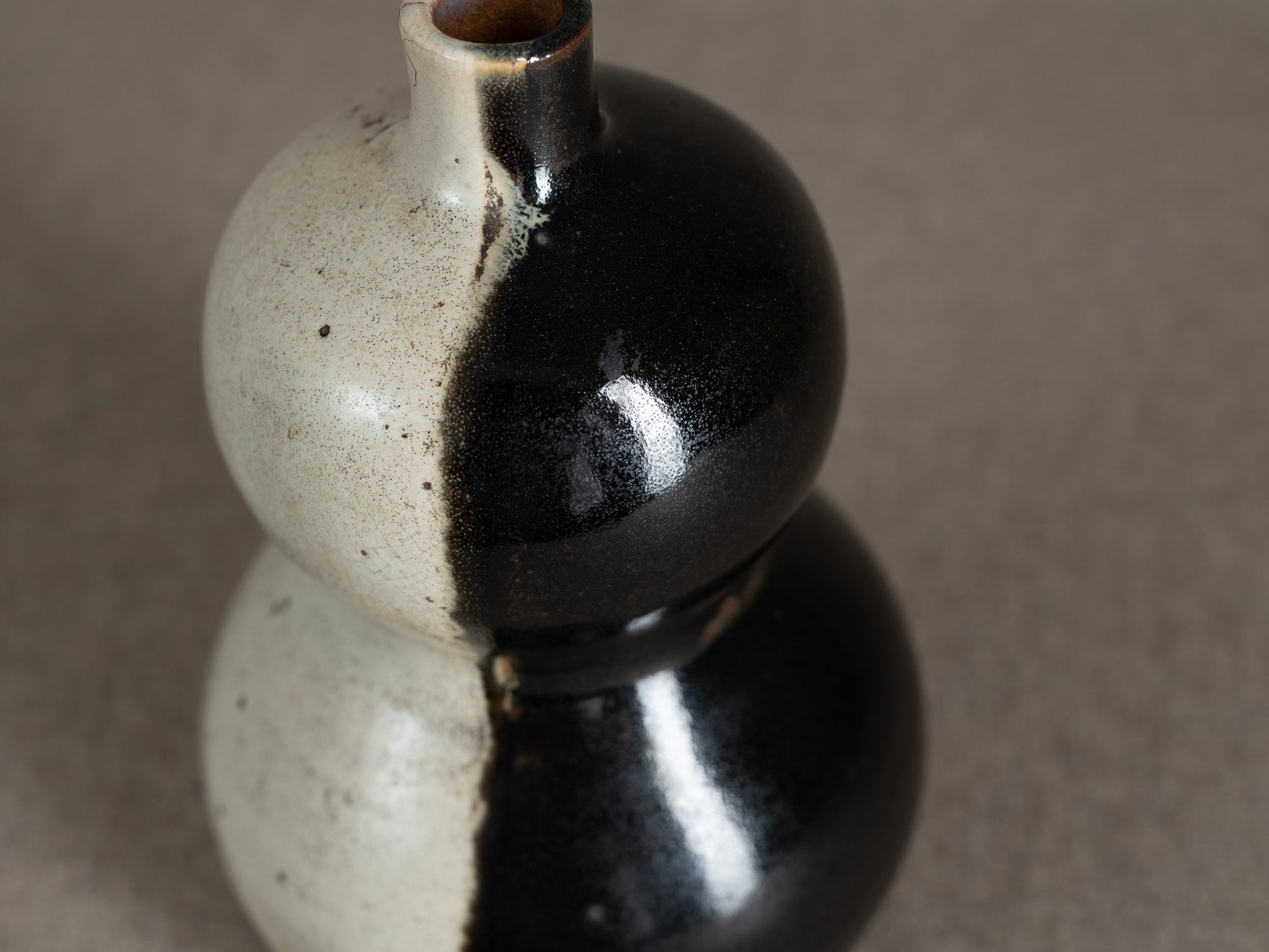 Rare vase coloquinte / tokkuri "lune" en grès, Japon (époque d'Edo)..Rare hyotan stoneware "moon" vase / tokkuri, Japan (Edo period)