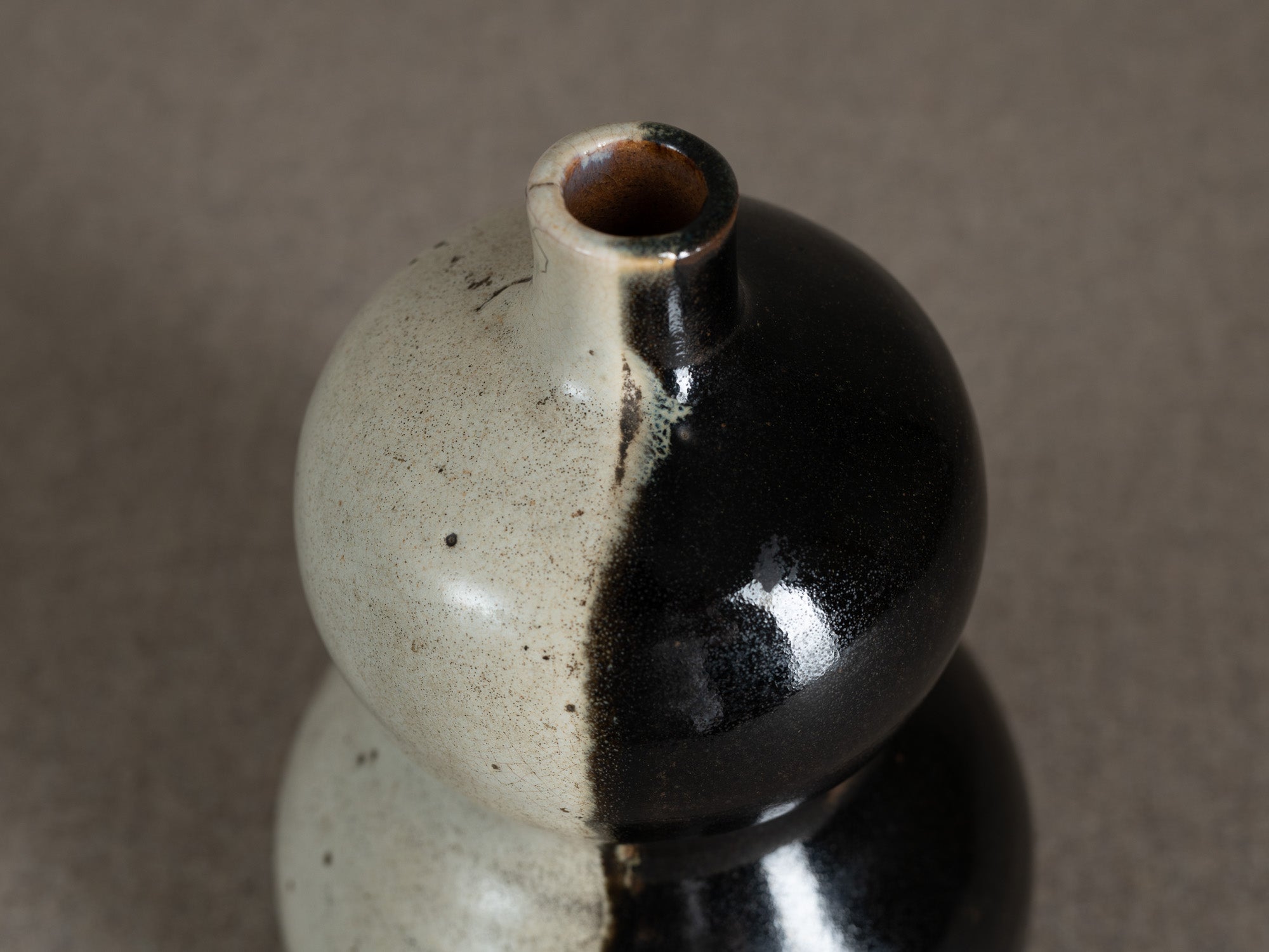 Rare vase coloquinte / tokkuri "lune" en grès, Japon (époque d'Edo)..Rare hyotan stoneware "moon" vase / tokkuri, Japan (Edo period)