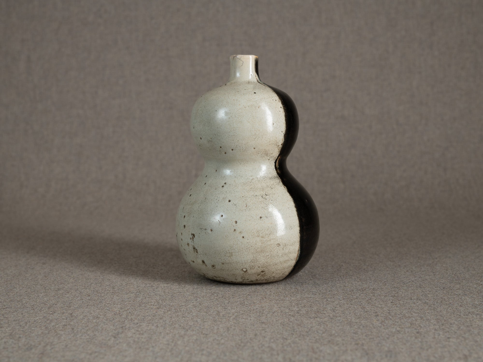Rare vase coloquinte / tokkuri "lune" en grès, Japon (époque d'Edo)..Rare hyotan stoneware "moon" vase / tokkuri, Japan (Edo period)