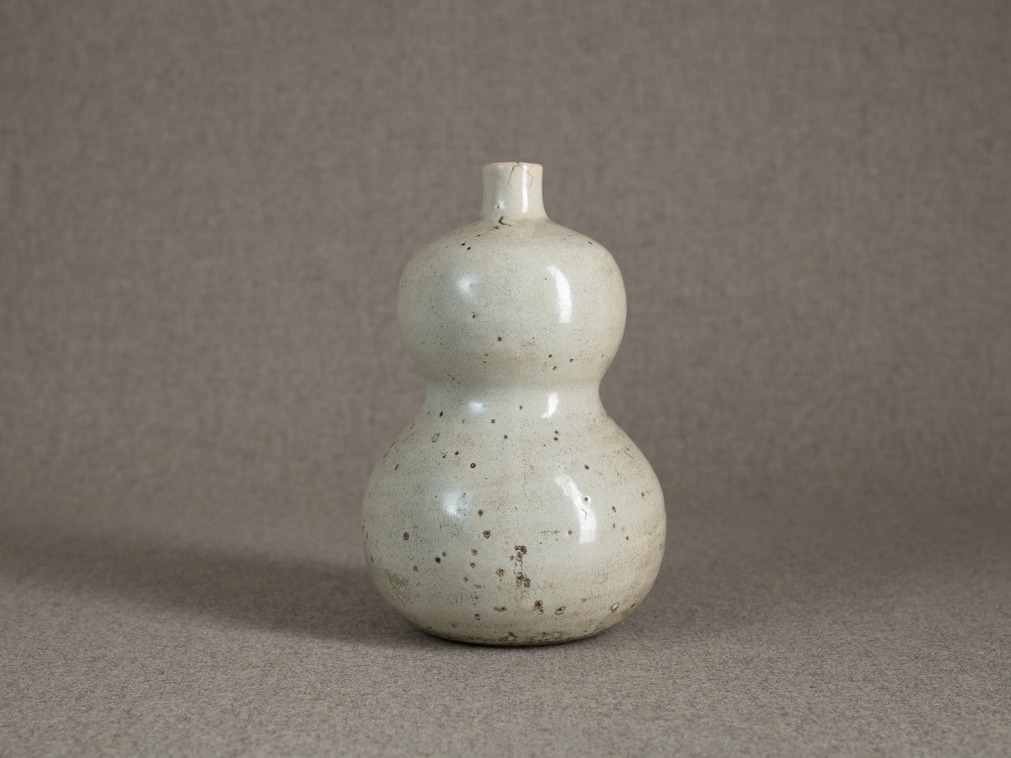 Rare vase coloquinte / tokkuri "lune" en grès, Japon (époque d'Edo)..Rare hyotan stoneware "moon" vase / tokkuri, Japan (Edo period)