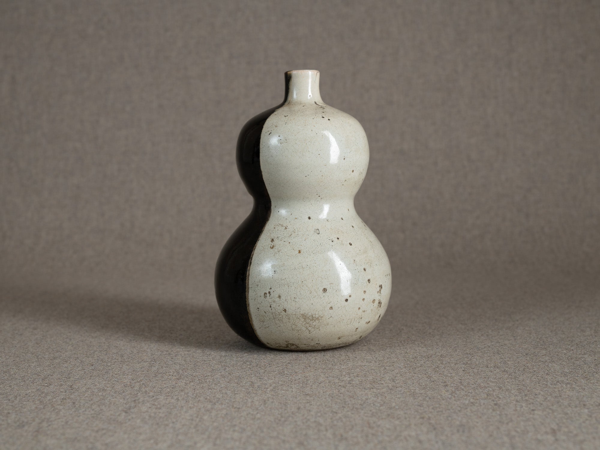 Rare vase coloquinte / tokkuri "lune" en grès, Japon (époque d'Edo)..Rare hyotan stoneware "moon" vase / tokkuri, Japan (Edo period)