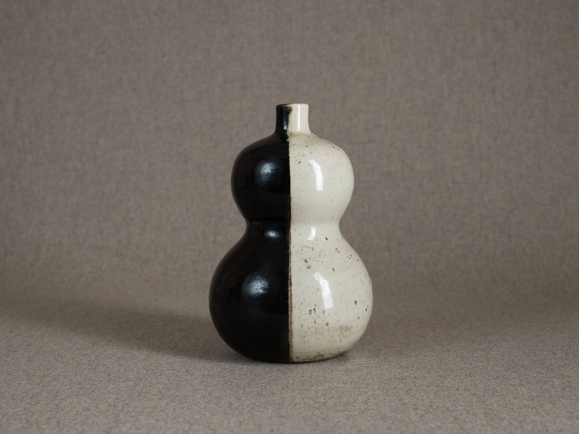Rare vase coloquinte / tokkuri "lune" en grès, Japon (époque d'Edo)..Rare hyotan stoneware "moon" vase / tokkuri, Japan (Edo period)