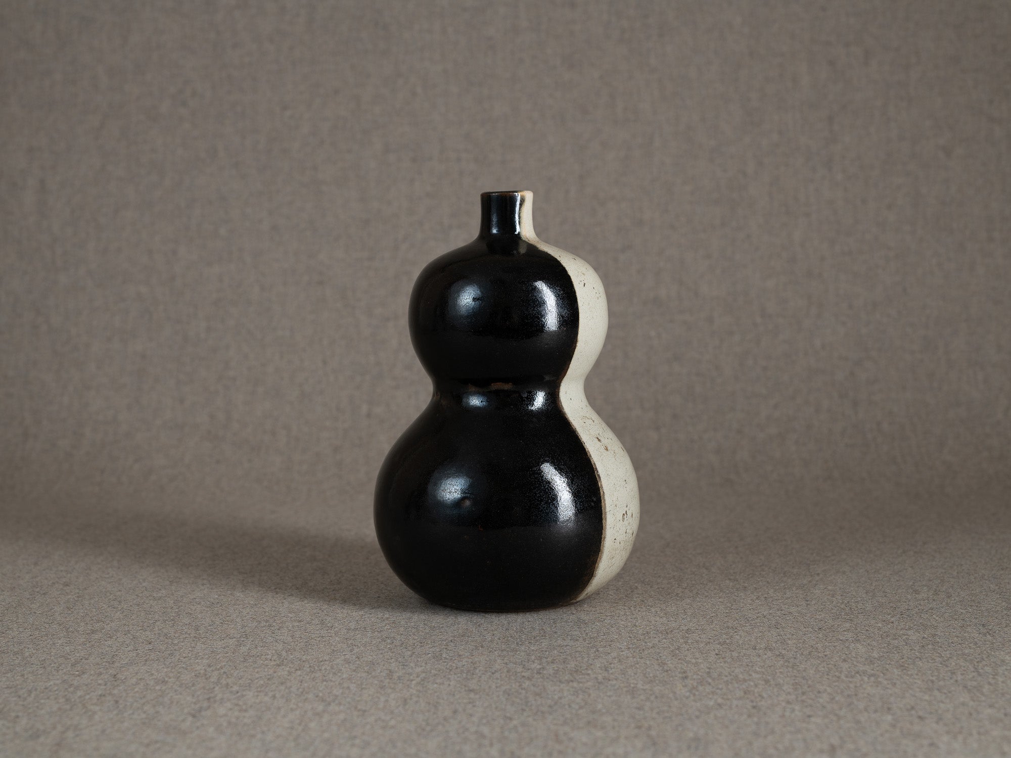Rare vase coloquinte / tokkuri "lune" en grès, Japon (époque d'Edo)..Rare hyotan stoneware "moon" vase / tokkuri, Japan (Edo period)