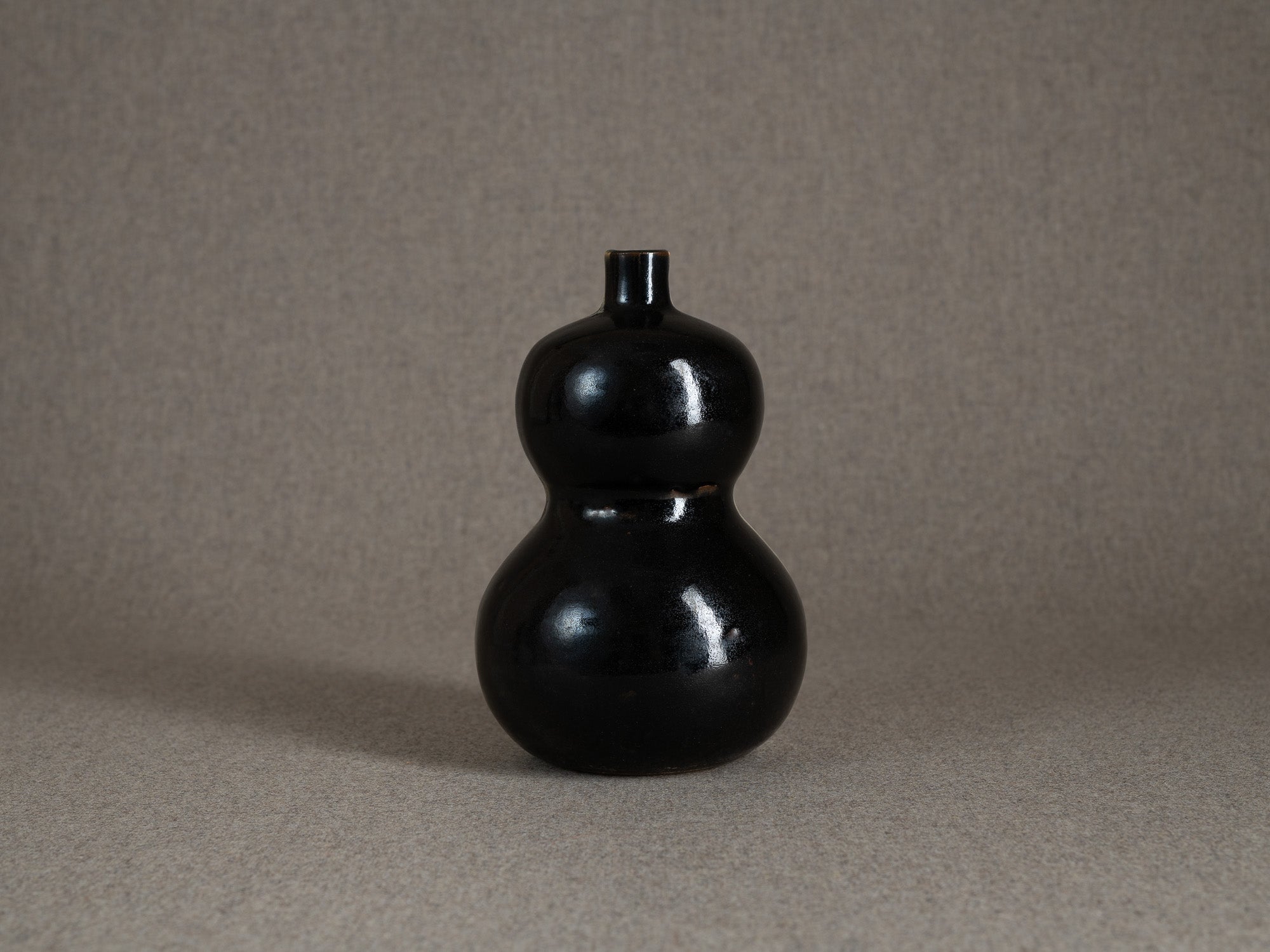 Rare vase coloquinte / tokkuri "lune" en grès, Japon (époque d'Edo)..Rare hyotan stoneware "moon" vase / tokkuri, Japan (Edo period)