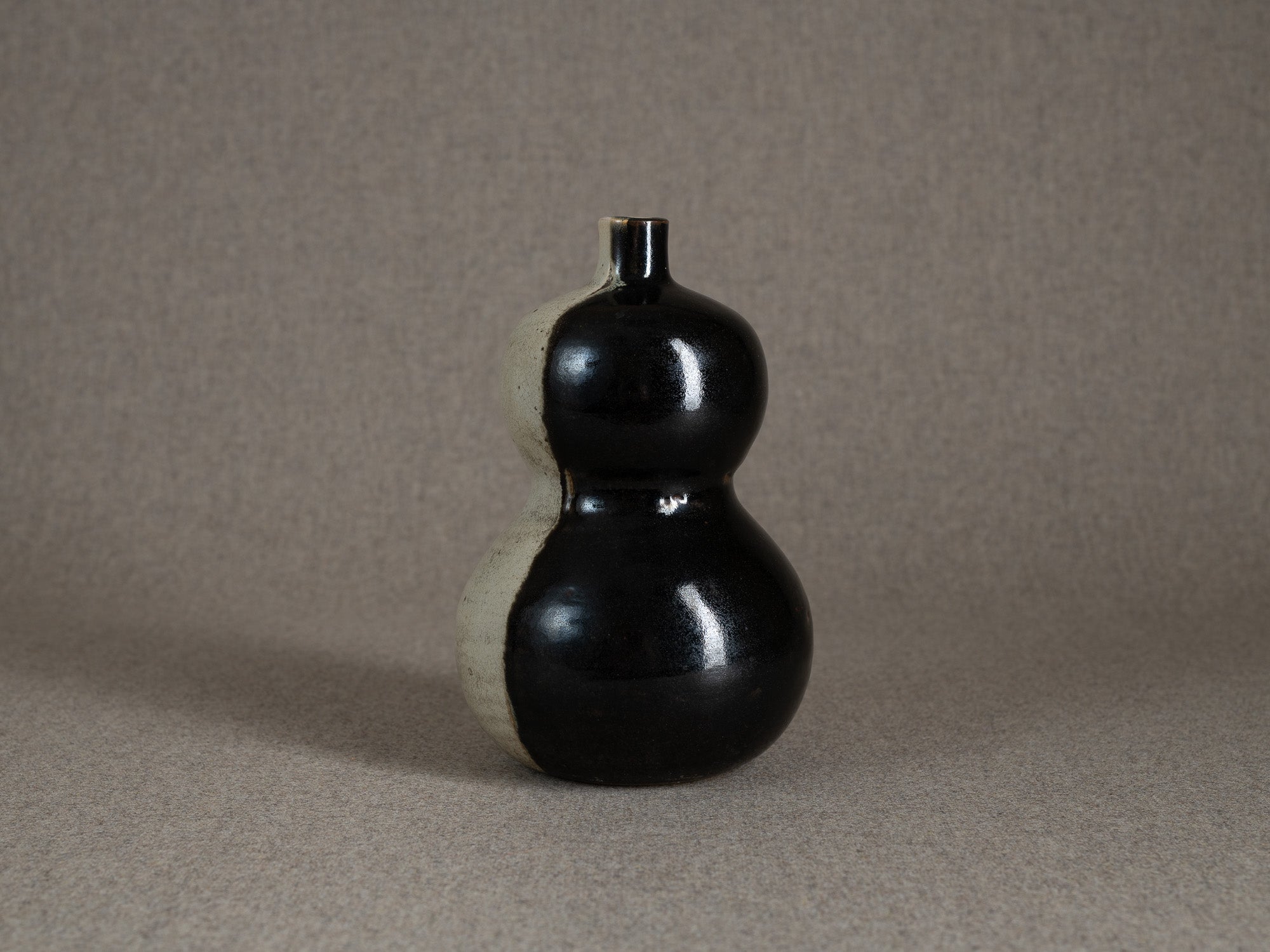 Rare vase coloquinte / tokkuri "lune" en grès, Japon (époque d'Edo)..Rare hyotan stoneware "moon" vase / tokkuri, Japan (Edo period)