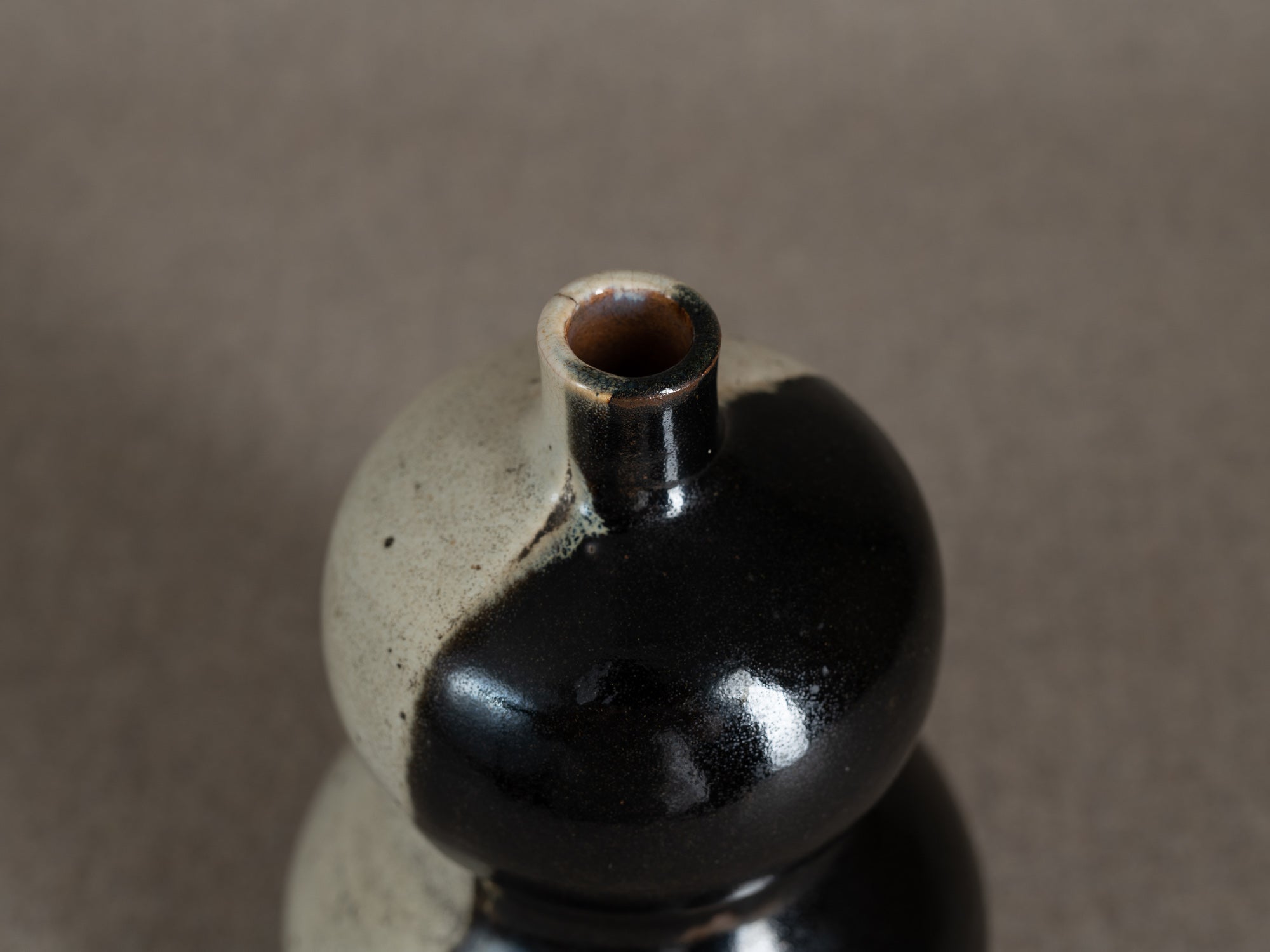 Rare vase coloquinte / tokkuri "lune" en grès, Japon (époque d'Edo)..Rare hyotan stoneware "moon" vase / tokkuri, Japan (Edo period)