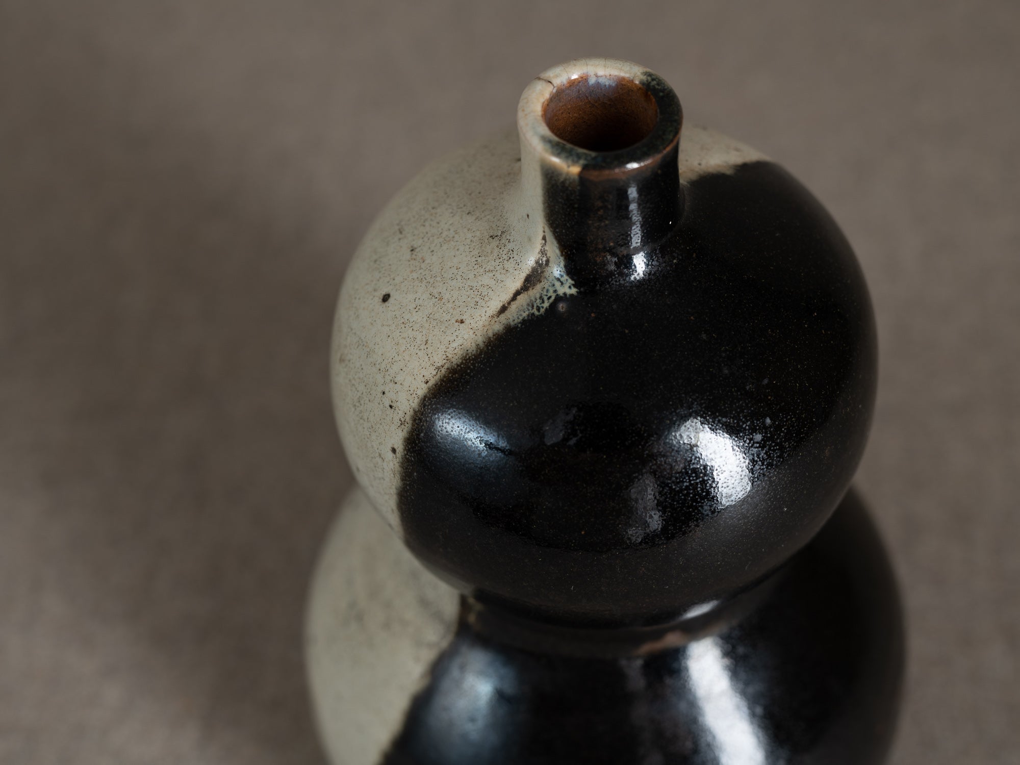 Rare vase coloquinte / tokkuri "lune" en grès, Japon (époque d'Edo)..Rare hyotan stoneware "moon" vase / tokkuri, Japan (Edo period)