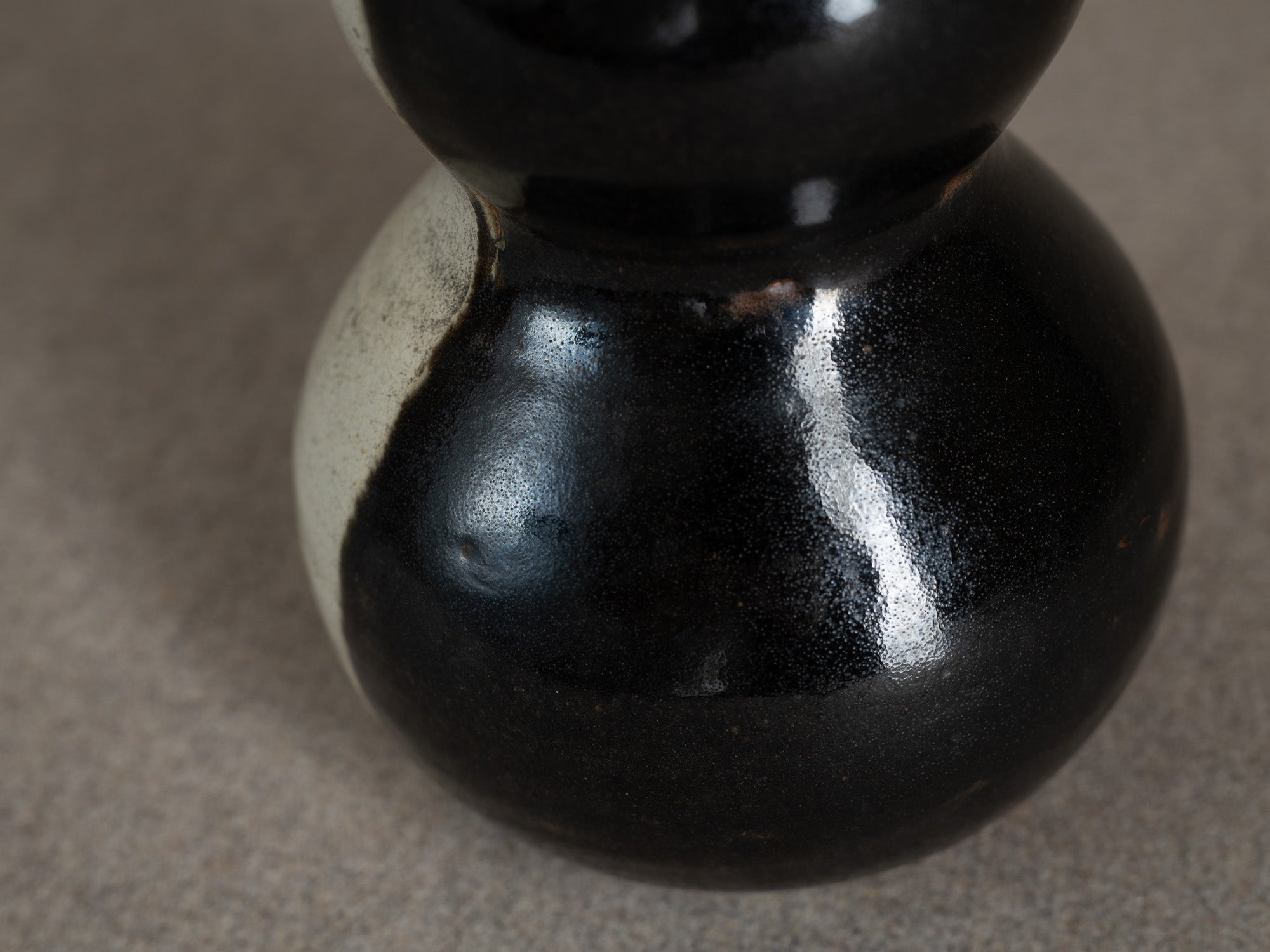Rare vase coloquinte / tokkuri "lune" en grès, Japon (époque d'Edo)..Rare hyotan stoneware "moon" vase / tokkuri, Japan (Edo period)