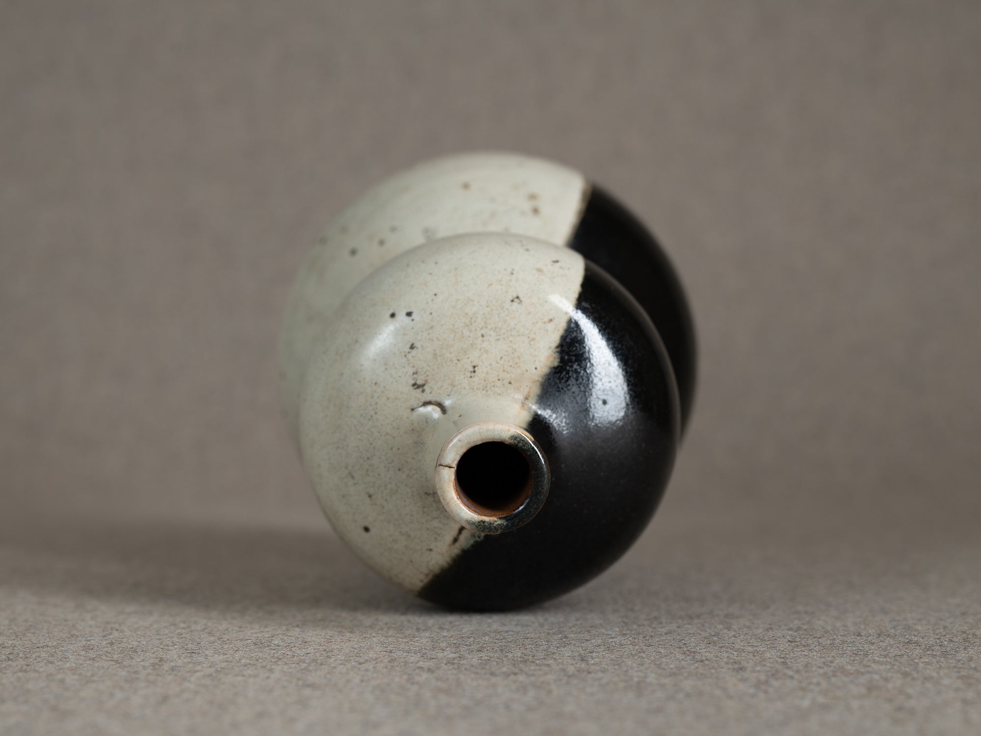 Rare vase coloquinte / tokkuri "lune" en grès, Japon (époque d'Edo)..Rare hyotan stoneware "moon" vase / tokkuri, Japan (Edo period)