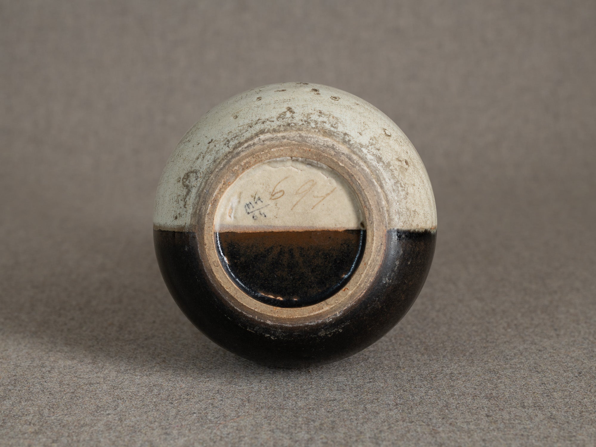 Rare vase coloquinte / tokkuri "lune" en grès, Japon (époque d'Edo)..Rare hyotan stoneware "moon" vase / tokkuri, Japan (Edo period)