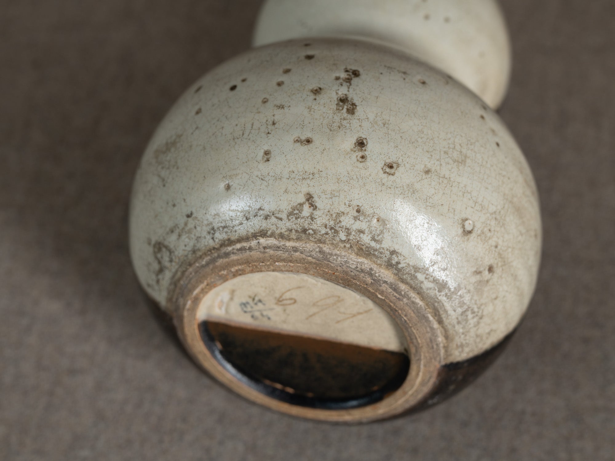 Rare vase coloquinte / tokkuri "lune" en grès, Japon (époque d'Edo)..Rare hyotan stoneware "moon" vase / tokkuri, Japan (Edo period)
