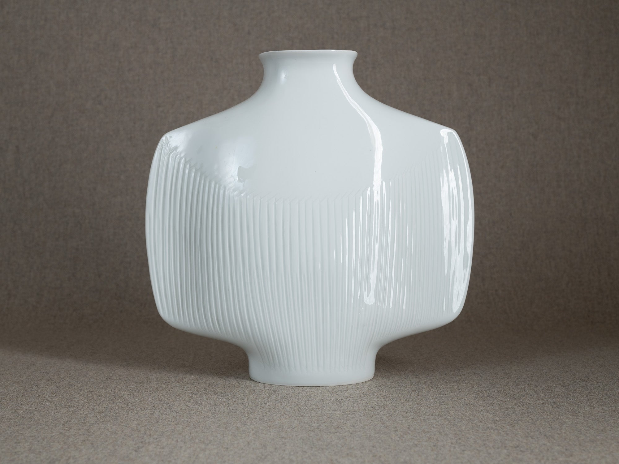 Vase en porcelaine d'Yves Mohy pour Virebent, France (vers 1969-70)..Porcelain vase by Yves Mohy for Virebent, France (circa 1969-70)