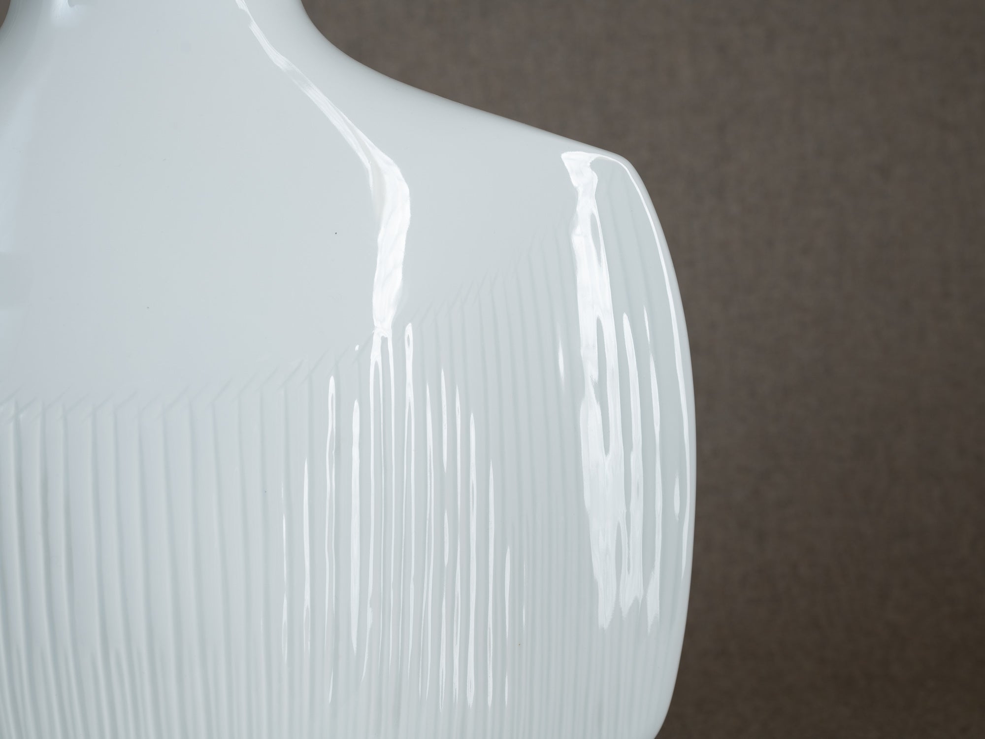 Vase en porcelaine d'Yves Mohy pour Virebent, France (vers 1969-70)..Porcelain vase by Yves Mohy for Virebent, France (circa 1969-70)