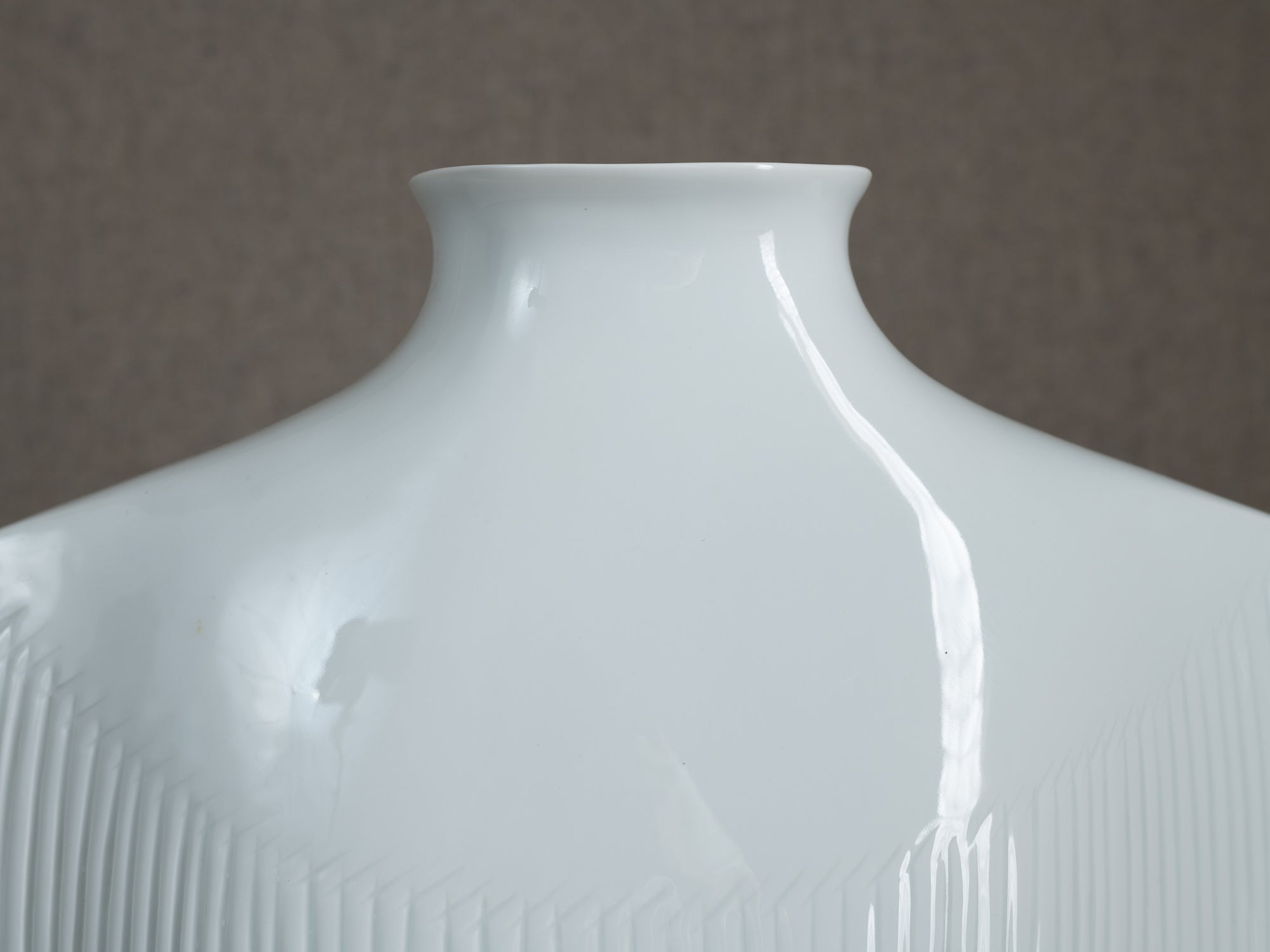Vase en porcelaine d'Yves Mohy pour Virebent, France (vers 1969-70)..Porcelain vase by Yves Mohy for Virebent, France (circa 1969-70)