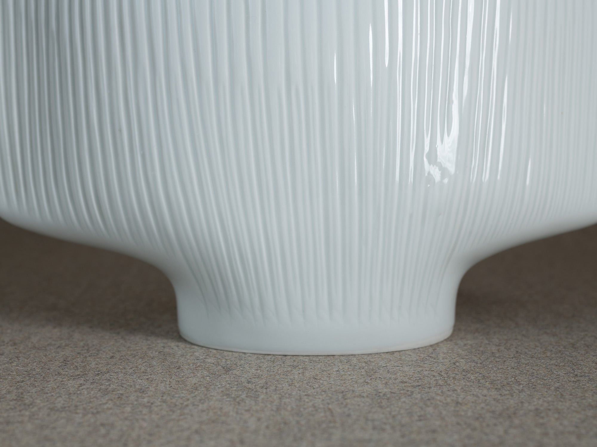 Vase en porcelaine d'Yves Mohy pour Virebent, France (vers 1969-70)..Porcelain vase by Yves Mohy for Virebent, France (circa 1969-70)