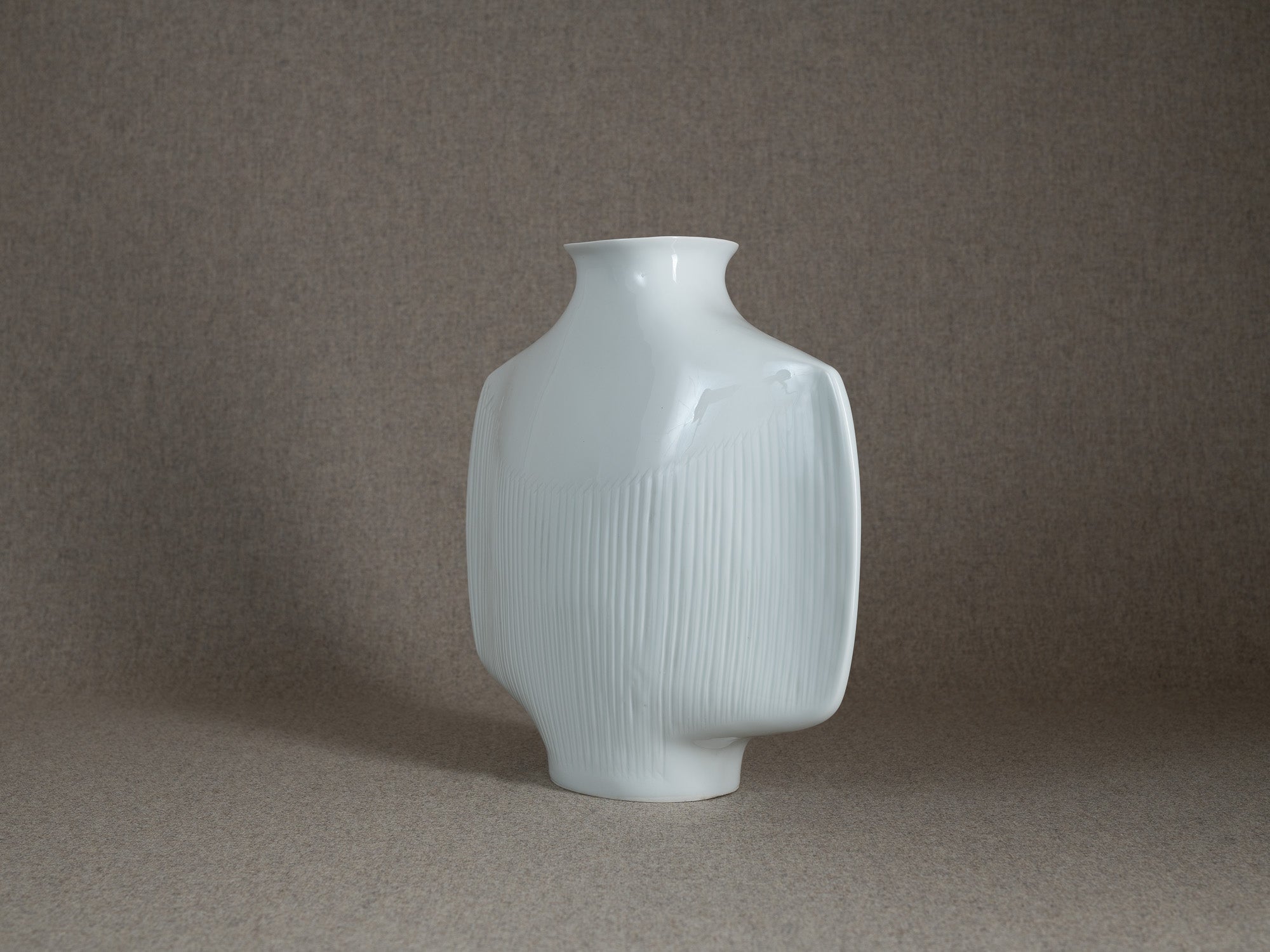 Vase en porcelaine d'Yves Mohy pour Virebent, France (vers 1969-70)..Porcelain vase by Yves Mohy for Virebent, France (circa 1969-70)