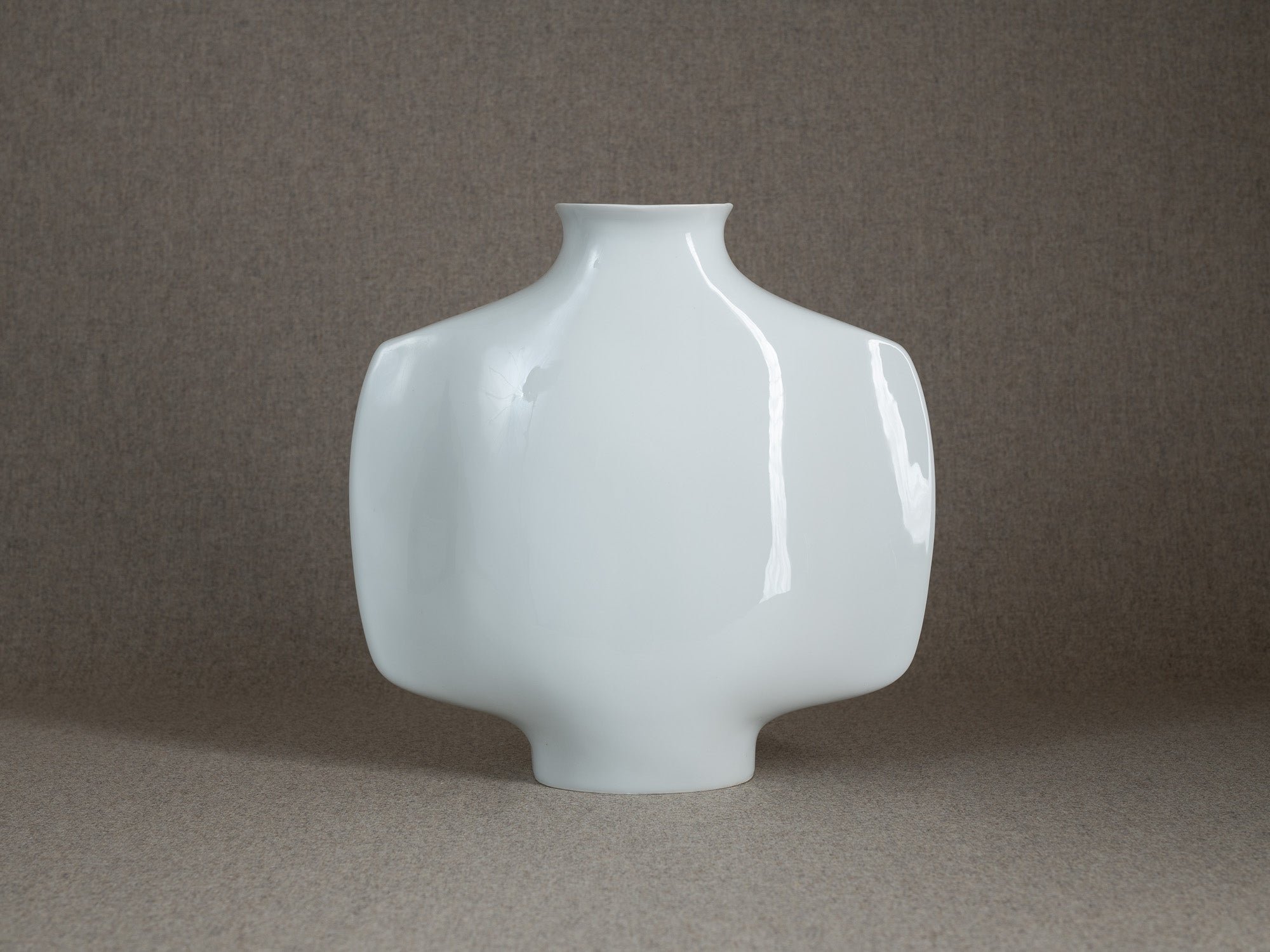 Vase en porcelaine d'Yves Mohy pour Virebent, France (vers 1969-70)..Porcelain vase by Yves Mohy for Virebent, France (circa 1969-70)
