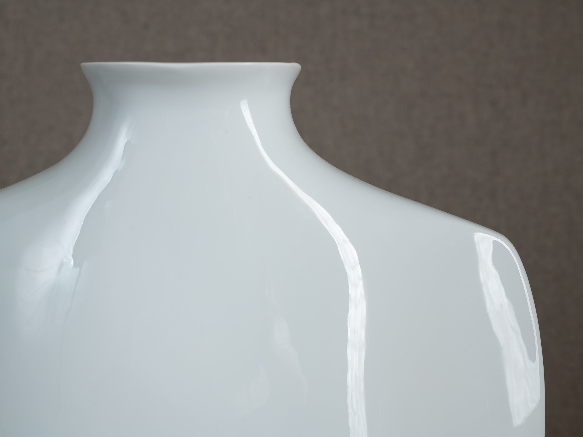 Vase en porcelaine d'Yves Mohy pour Virebent, France (vers 1969-70)..Porcelain vase by Yves Mohy for Virebent, France (circa 1969-70)