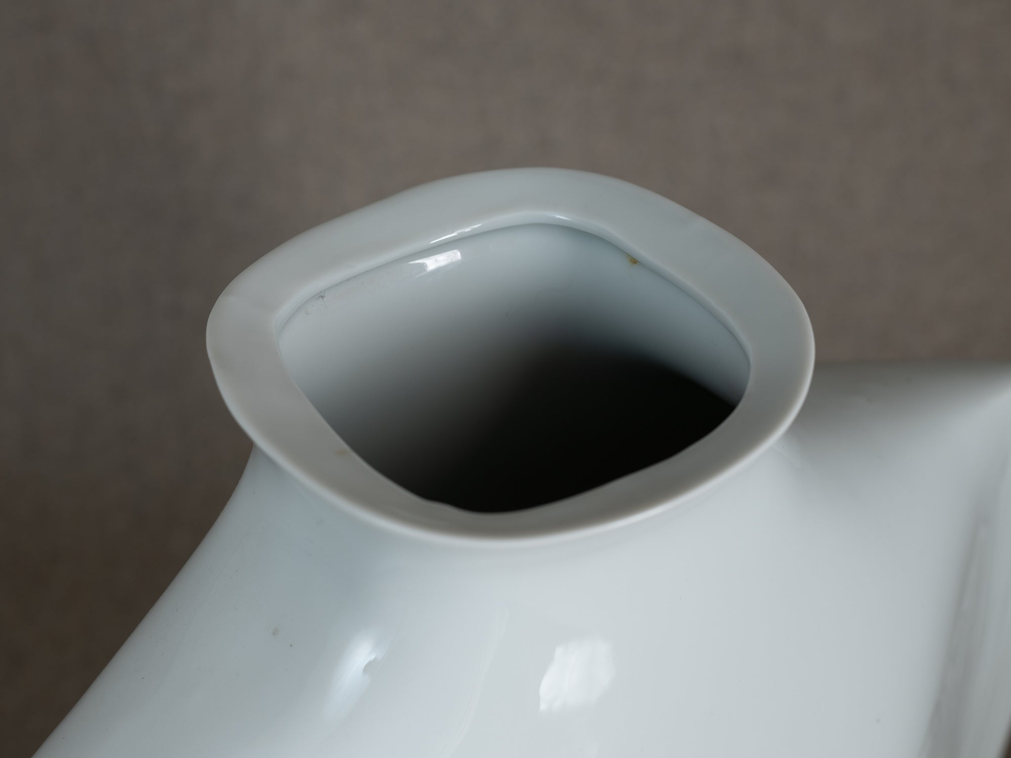Vase en porcelaine d'Yves Mohy pour Virebent, France (vers 1969-70)..Porcelain vase by Yves Mohy for Virebent, France (circa 1969-70)