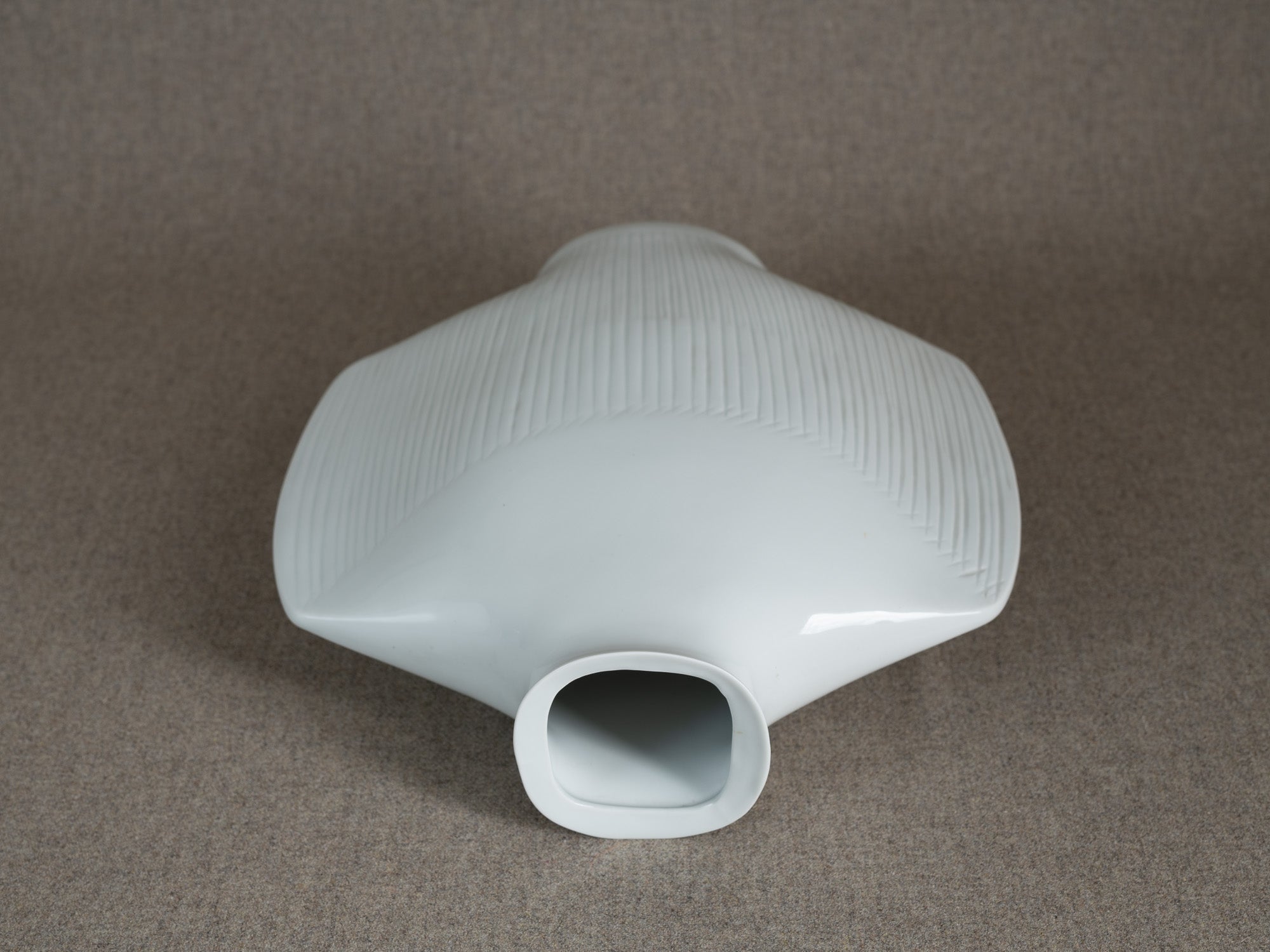 Vase en porcelaine d'Yves Mohy pour Virebent, France (vers 1969-70)..Porcelain vase by Yves Mohy for Virebent, France (circa 1969-70)