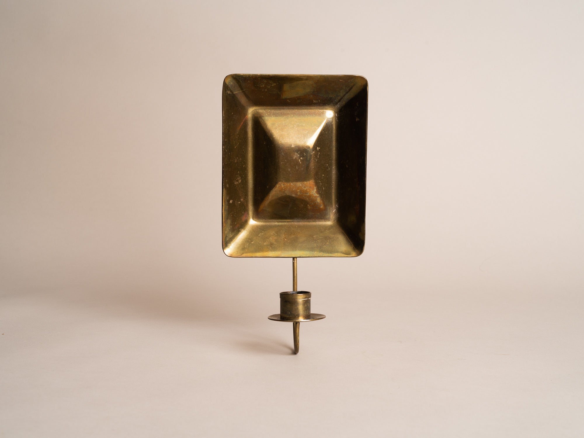 Paire de miroirs d’applique gustaviens en laiton, Suède (vers 1900)..Pair of gustavian folk brass wall hanging candle holders, Sweden (circa 1900)