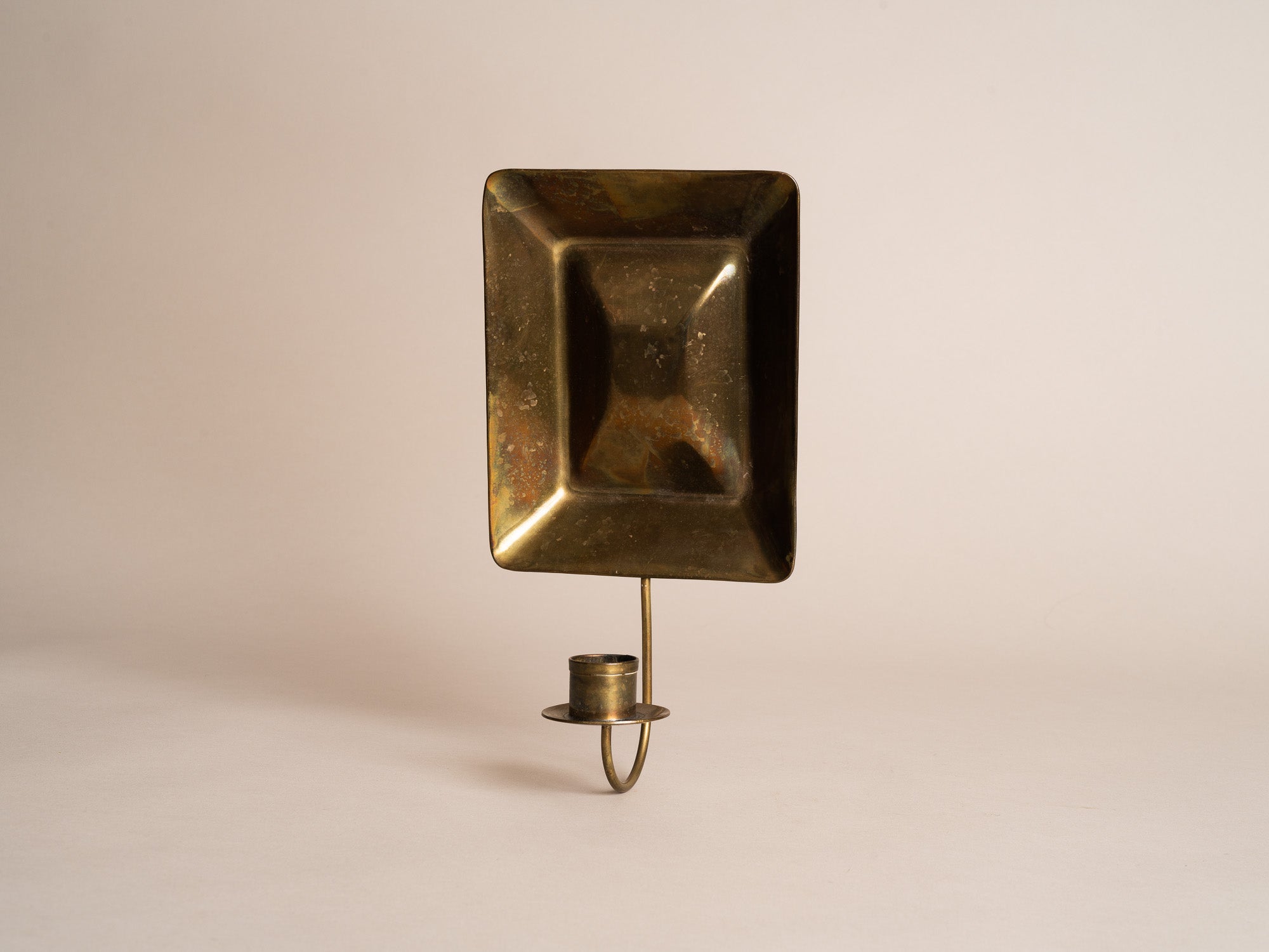 Paire de miroirs d’applique gustaviens en laiton, Suède (vers 1900)..Pair of gustavian folk brass wall hanging candle holders, Sweden (circa 1900)