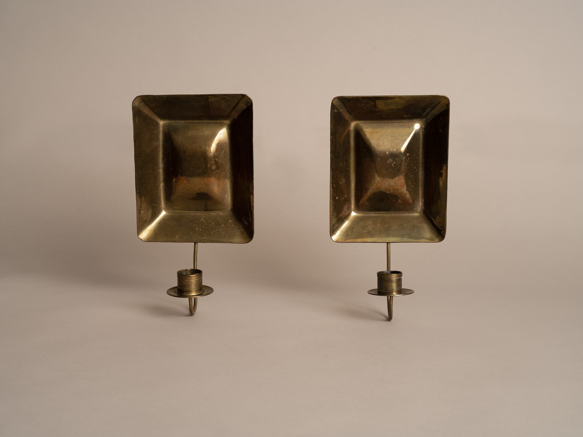 Paire de miroirs d’applique gustaviens en laiton, Suède (vers 1900)..Pair of gustavian folk brass wall hanging candle holders, Sweden (circa 1900)