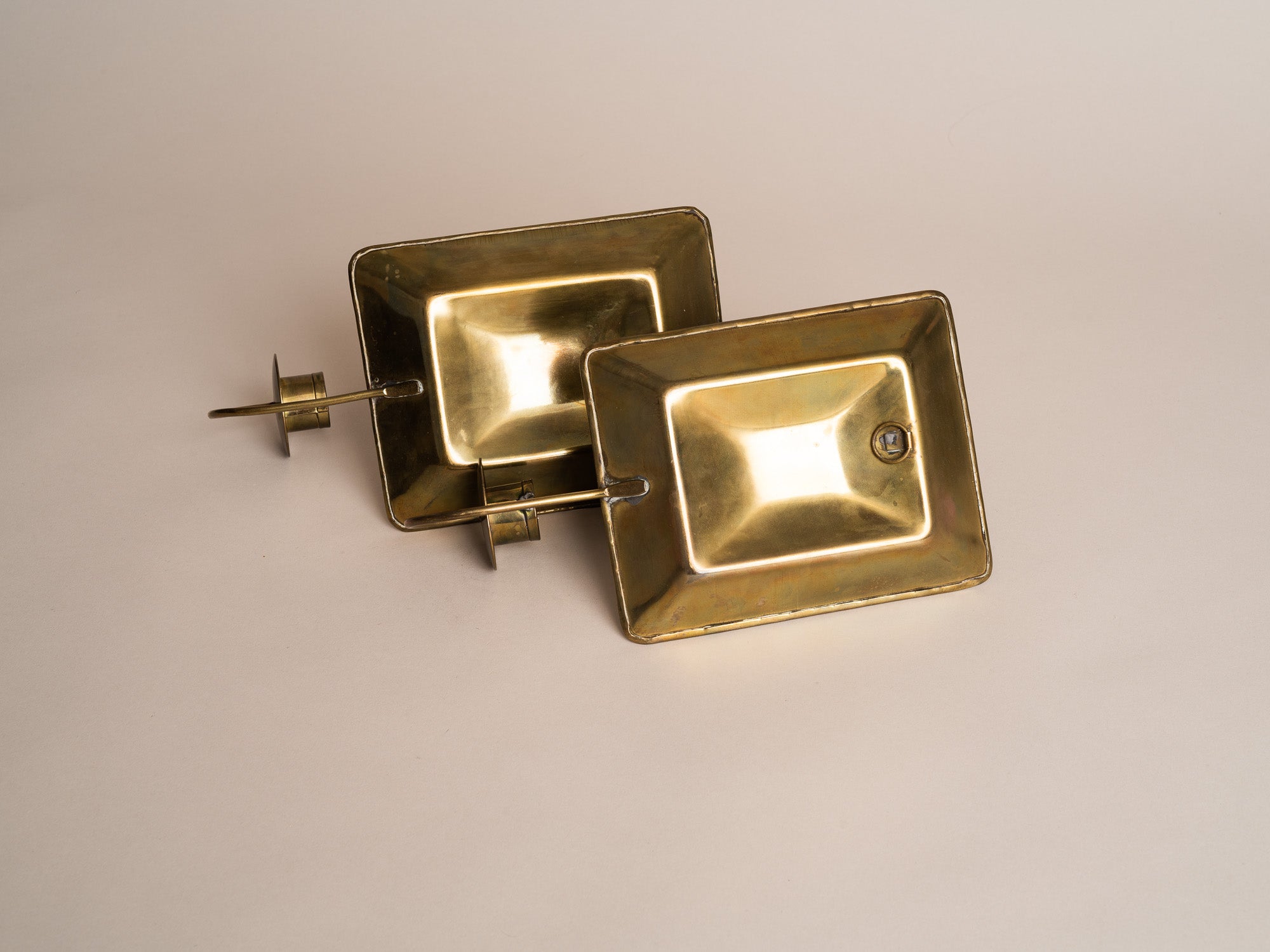 Paire de miroirs d’applique gustaviens en laiton, Suède (vers 1900)..Pair of gustavian folk brass wall hanging candle holders, Sweden (circa 1900)