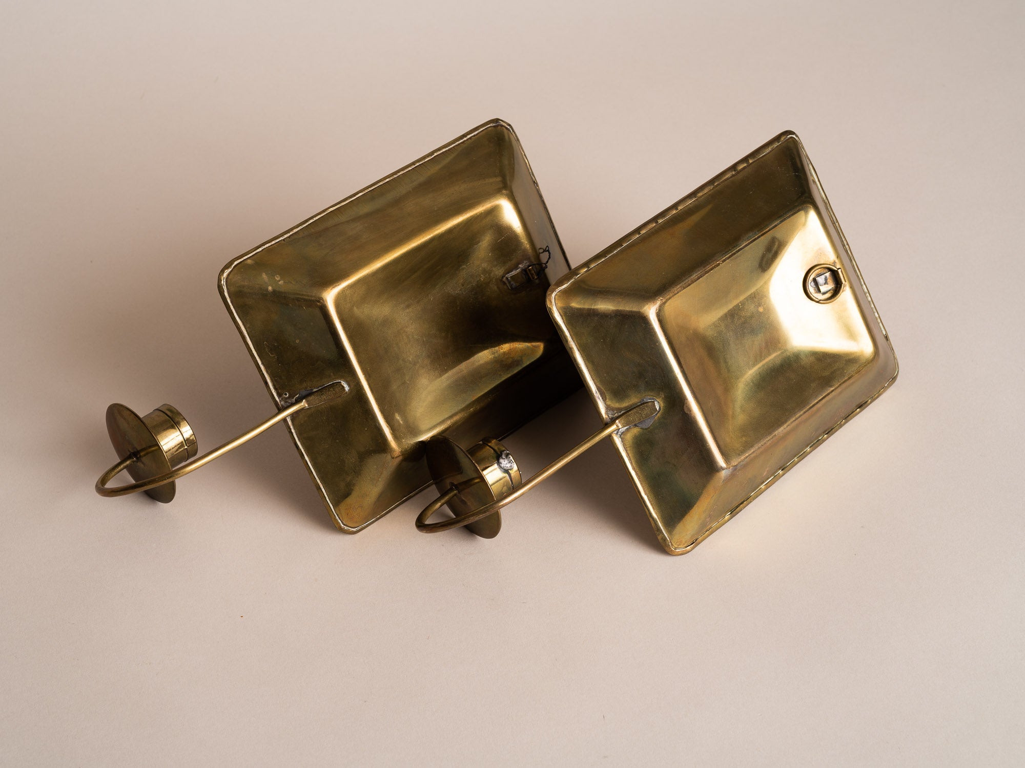 Paire de miroirs d’applique gustaviens en laiton, Suède (vers 1900)..Pair of gustavian folk brass wall hanging candle holders, Sweden (circa 1900)