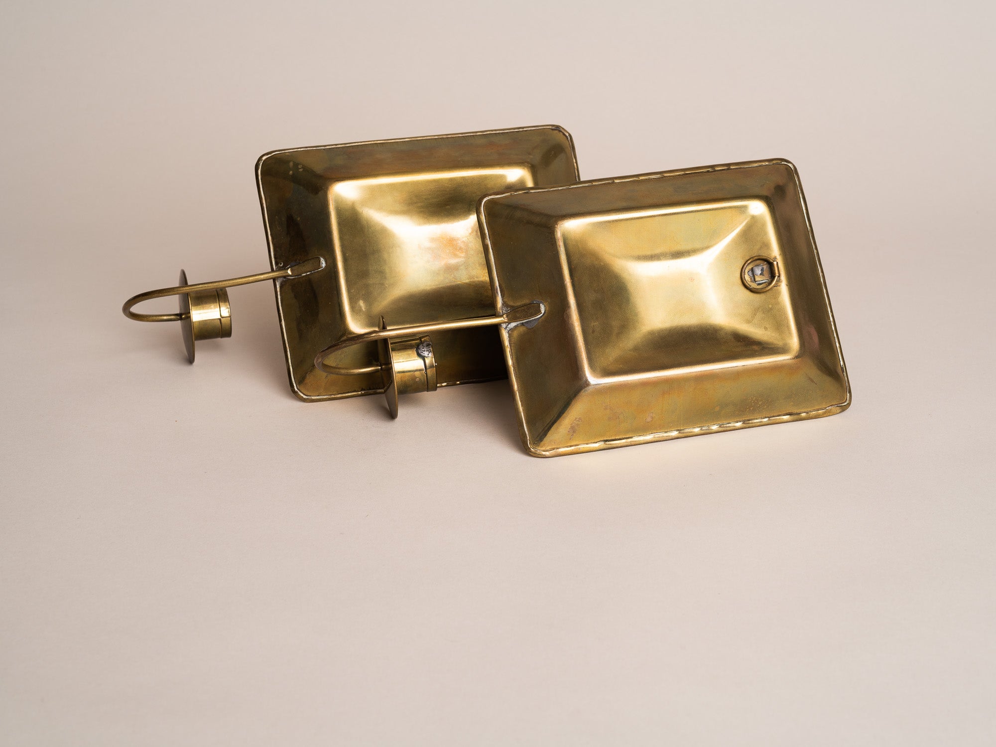 Paire de miroirs d’applique gustaviens en laiton, Suède (vers 1900)..Pair of gustavian folk brass wall hanging candle holders, Sweden (circa 1900)