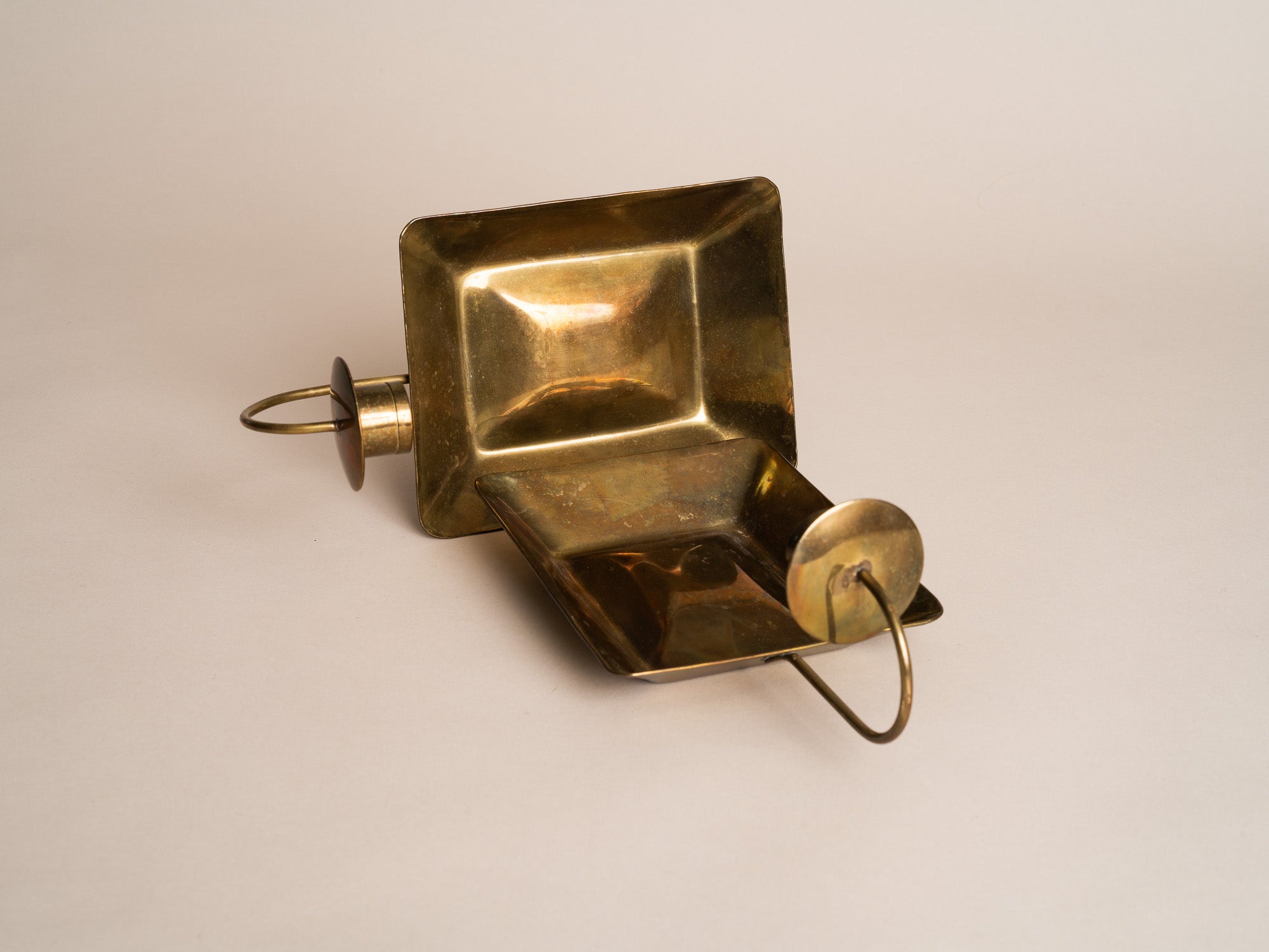 Paire de miroirs d’applique gustaviens en laiton, Suède (vers 1900)..Pair of gustavian folk brass wall hanging candle holders, Sweden (circa 1900)