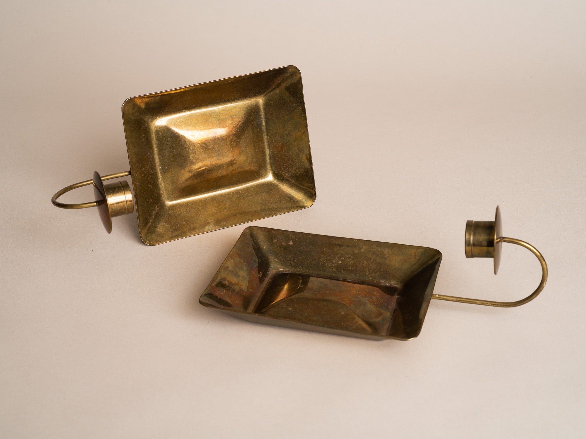 Paire de miroirs d’applique gustaviens en laiton, Suède (vers 1900)..Pair of gustavian folk brass wall hanging candle holders, Sweden (circa 1900)