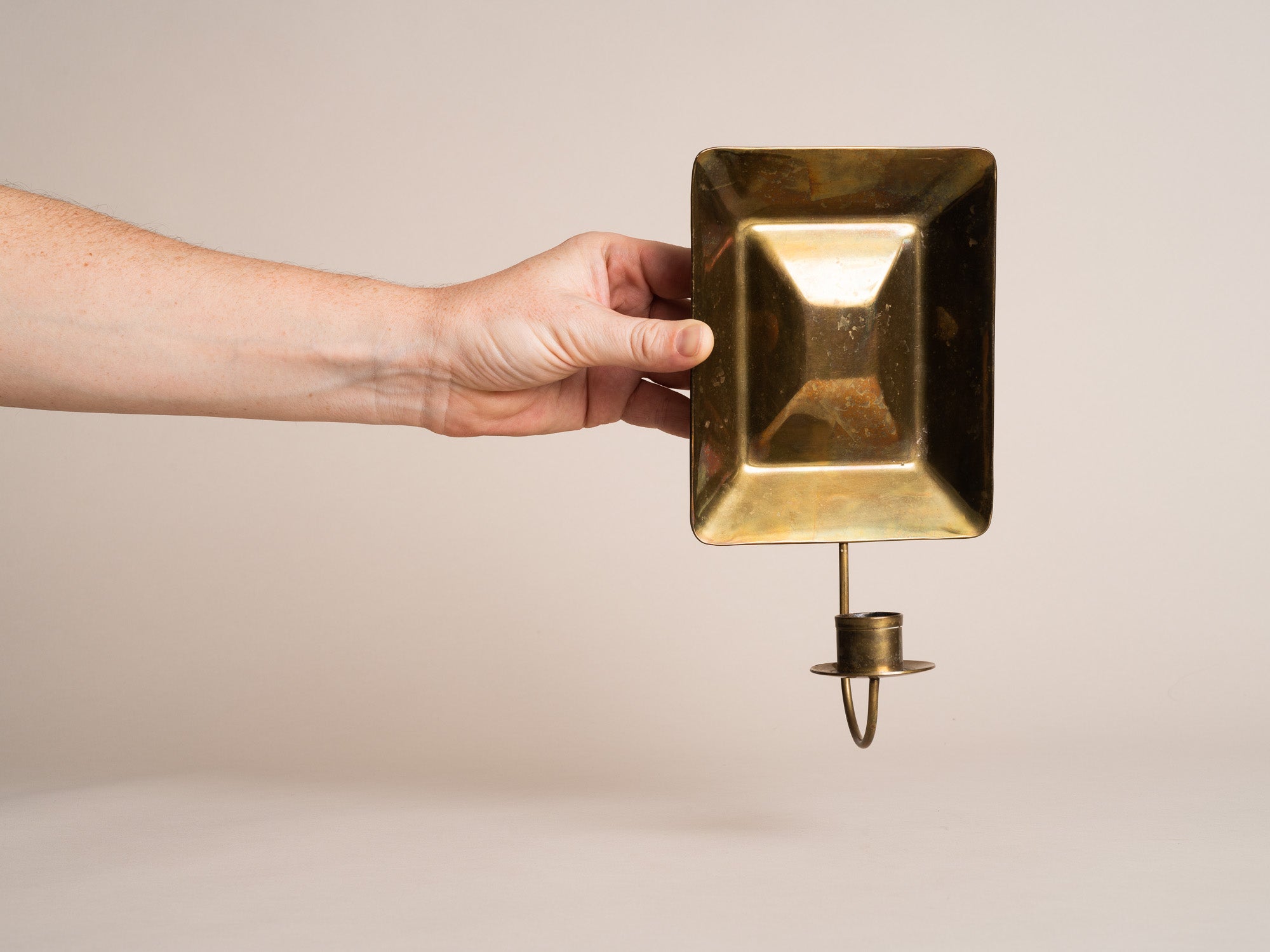 Paire de miroirs d’applique gustaviens en laiton, Suède (vers 1900)..Pair of gustavian folk brass wall hanging candle holders, Sweden (circa 1900)