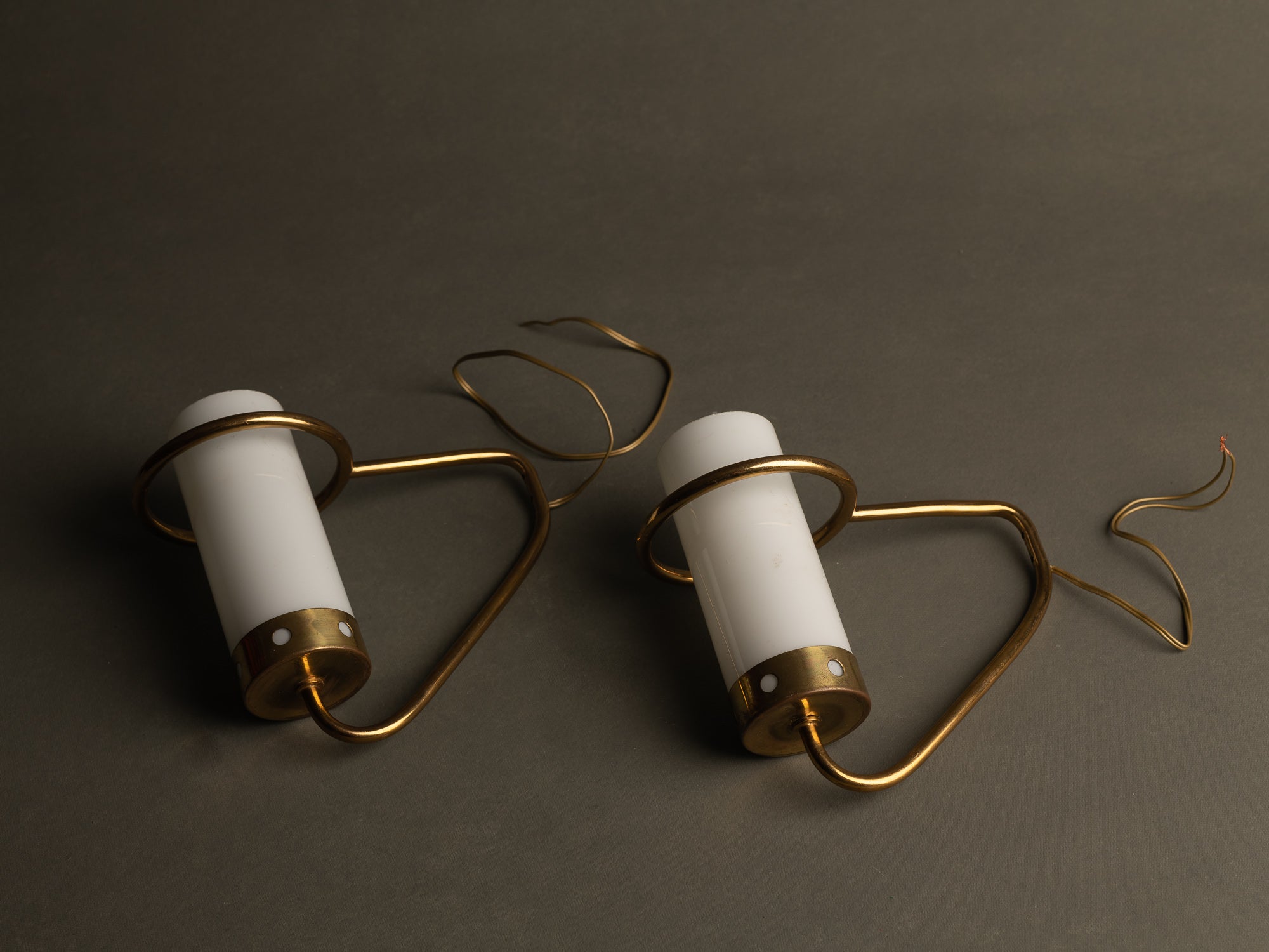 Paire d’appliques modernistes en opaline et laiton perforé, France (vers 1955-60)..Pair of modernist brass and glass wall lights sconces, France (circa 1955-60)