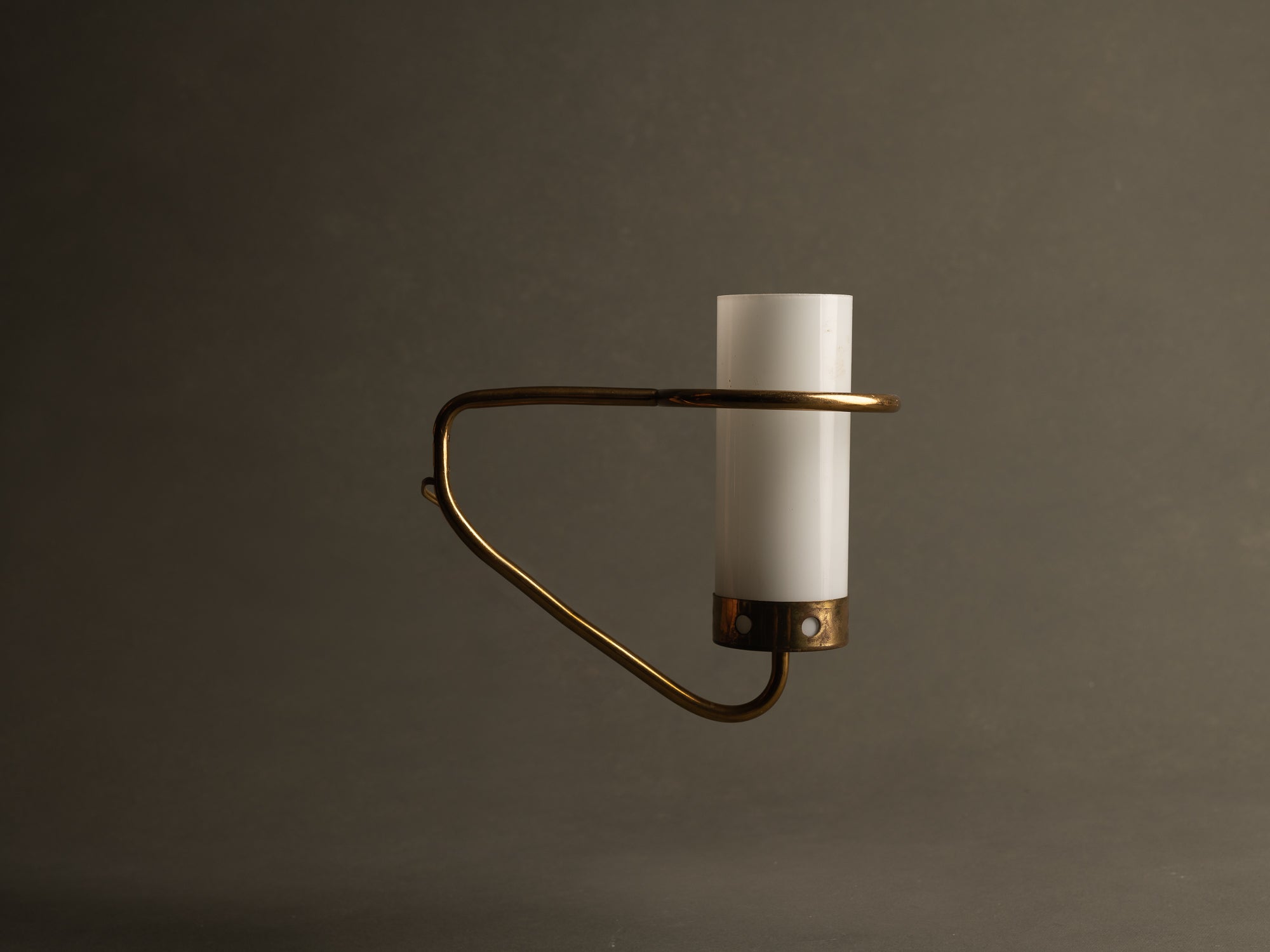 Paire d’appliques modernistes en opaline et laiton perforé, France (vers 1955-60)..Pair of modernist brass and glass wall lights sconces, France (circa 1955-60)